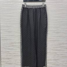 重磅真丝 Es定位印花烫钻套装 翻领长袖衬衫搭配松紧腰阔腿长裤 面料丝滑垂润 上身轻盈透气 自带高级柔光质感 松弛版型柔 重磅真丝 Es定位印花烫钻套装 翻领长袖衬衫搭配松紧腰阔腿长裤 面料丝滑垂润 上身轻盈透气 自带高级柔光质感 松弛版型柔