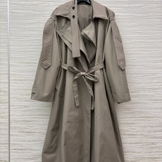 BV编织皮领长款风衣 甄选真皮打造手工编织领与肩片 错落编织肌理自带立体高级感 细节之处尽显匠心 经典大翻领搭配随性腰带 BV编织皮领长款风衣 甄选真皮打造手工编织领与肩片 错落编织肌理自带立体高级感 细节之处尽显匠心 经典大翻领搭配随性腰带