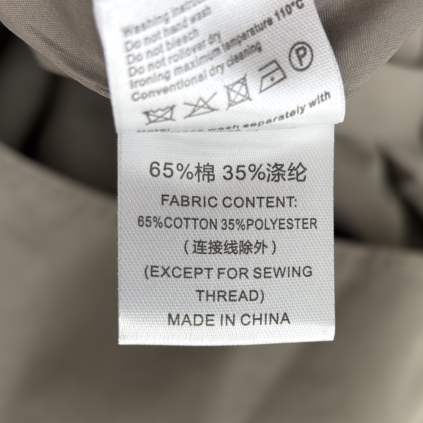 BV编织皮领长款风衣 甄选真皮打造手工编织领与肩片 错落编织肌理自带立体高级感 细节之处尽显匠心 经典大翻领搭配随性腰带