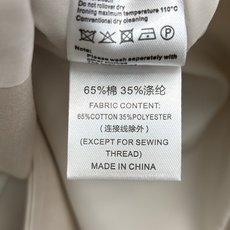 BV翻领编织皮领短款风衣 双排扣设计 简约大气 短款版型优化身材比例 轻松拉长下半身线条 别致手工编织翻领作为点睛细节 BV翻领编织皮领短款风衣 双排扣设计 简约大气 短款版型优化身材比例 轻松拉长下半身线条 别致手工编织翻领作为点睛细节