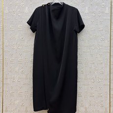 Sch金属扣不规则连衣裙 斜领褶皱设计修饰脖颈线条 侧边金属小金扣点缀 精致细节拉满 不规则下摆剪裁弱化身材短板 宽松直 Sch金属扣不规则连衣裙 斜领褶皱设计修饰脖颈线条 侧边金属小金扣点缀 精致细节拉满 不规则下摆剪裁弱化身材短板 宽松直