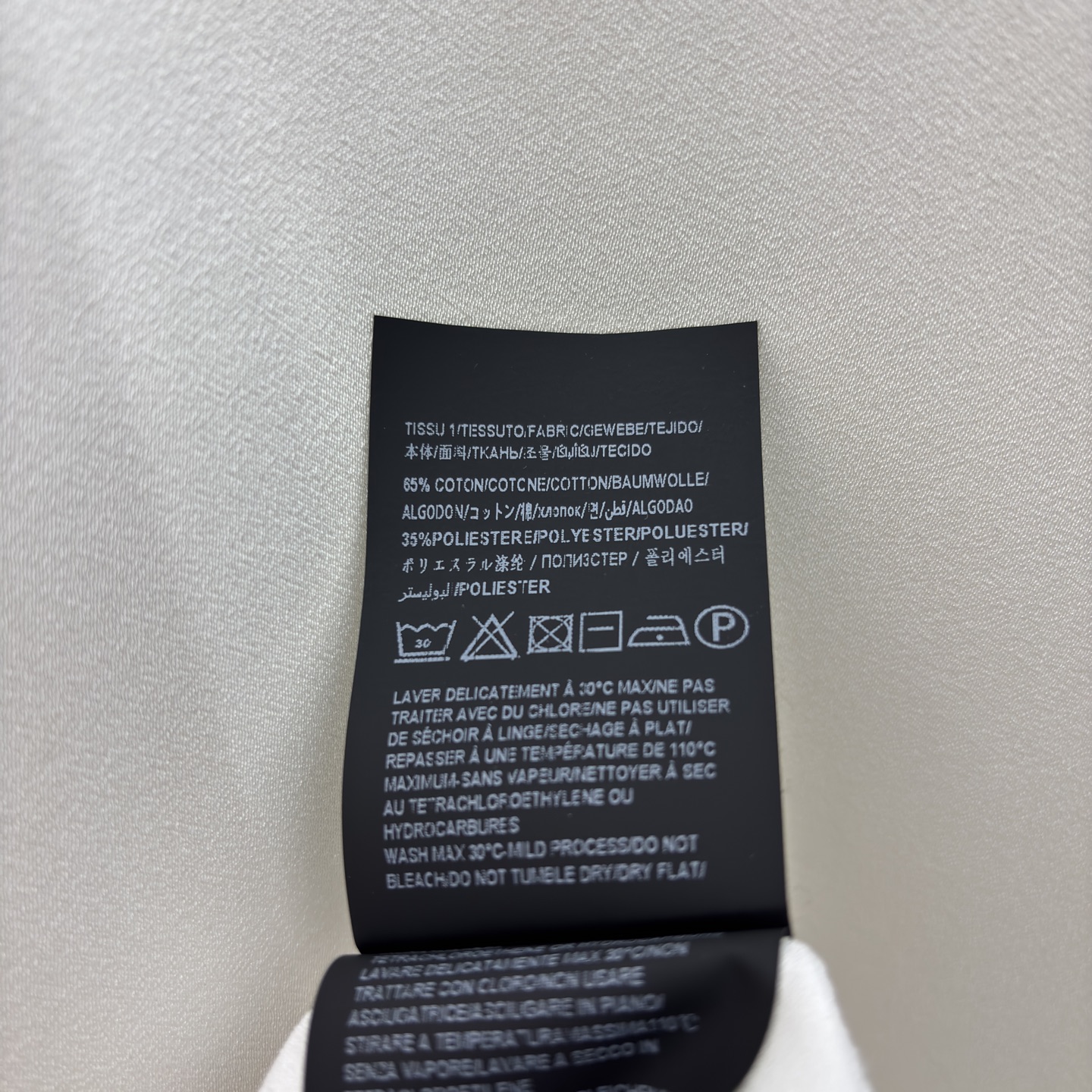 Sch金属扣不规则连衣裙 斜领褶皱设计修饰脖颈线条 侧边金属小金扣点缀 精致细节拉满 不规则下摆剪裁弱化身材短板 宽松直