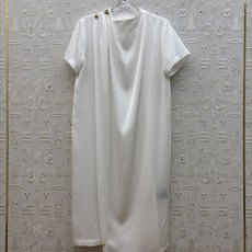 Sch金属扣不规则连衣裙 斜领褶皱设计修饰脖颈线条 侧边金属小金扣点缀 精致细节拉满 不规则下摆剪裁弱化身材短板 宽松直 Sch金属扣不规则连衣裙 斜领褶皱设计修饰脖颈线条 侧边金属小金扣点缀 精致细节拉满 不规则下摆剪裁弱化身材短板 宽松直
