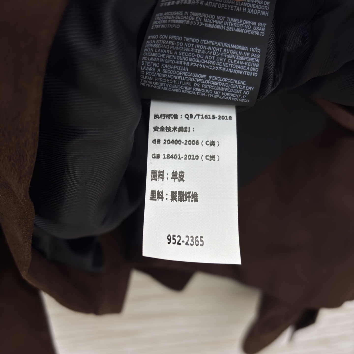 Chloe复古麂皮短皮衣 经典小高领搭配同色系金属圆扣 防风利落 肩位温柔抽褶打造精致泡泡袖 弱化肩宽更显温柔气质 利落