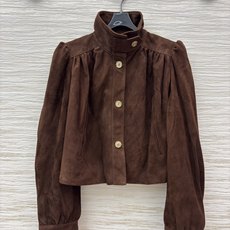 Chloe复古麂皮短皮衣 经典小高领搭配同色系金属圆扣 防风利落 肩位温柔抽褶打造精致泡泡袖 弱化肩宽更显温柔气质 利落 Chloe复古麂皮短皮衣 经典小高领搭配同色系金属圆扣 防风利落 肩位温柔抽褶打造精致泡泡袖 弱化肩宽更显温柔气质 利落