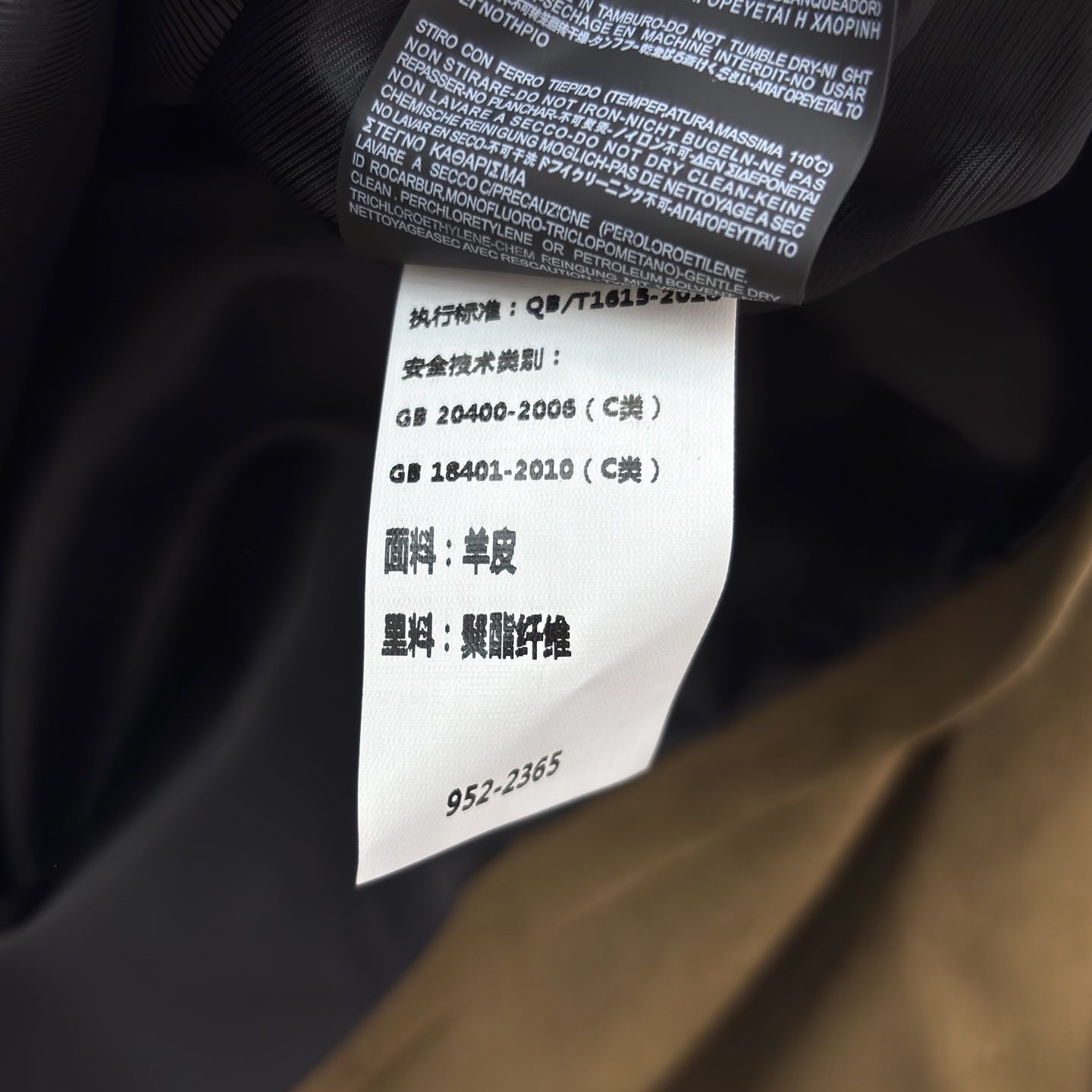 Chloe复古麂皮短皮衣 经典小高领搭配同色系金属圆扣 防风利落 肩位温柔抽褶打造精致泡泡袖 弱化肩宽更显温柔气质 利落 Chloe复古麂皮短皮衣 经典小高领搭配同色系金属圆扣 防风利落 肩位温柔抽褶打造精致泡泡袖 弱化肩宽更显温柔气质 利落