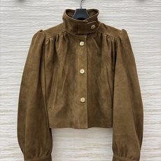 Chloe复古麂皮短皮衣 经典小高领搭配同色系金属圆扣 防风利落 肩位温柔抽褶打造精致泡泡袖 弱化肩宽更显温柔气质 利落 Chloe复古麂皮短皮衣 经典小高领搭配同色系金属圆扣 防风利落 肩位温柔抽褶打造精致泡泡袖 弱化肩宽更显温柔气质 利落