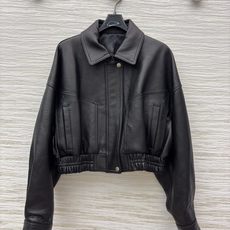 YSL翻领收腰短款皮夹克 翻领搭配金属扣 下摆松紧收腰短款剪裁 灯笼落肩袖藏肉显瘦 皮面柔韧细腻 哑光质感高级耐看 自 YSL翻领收腰短款皮夹克 翻领搭配金属扣 下摆松紧收腰短款剪裁 灯笼落肩袖藏肉显瘦 皮面柔韧细腻 哑光质感高级耐看 自