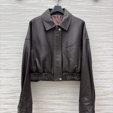 YSL翻领收腰短款皮夹克 翻领搭配金属扣 下摆松紧收腰短款剪裁 灯笼落肩袖藏肉显瘦 皮面柔韧细腻 哑光质感高级耐看 自 YSL翻领收腰短款皮夹克 翻领搭配金属扣 下摆松紧收腰短款剪裁 灯笼落肩袖藏肉显瘦 皮面柔韧细腻 哑光质感高级耐看 自
