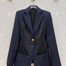Sch藏青拼接收腰西装 自带高级职场氛围感 衣身巧妙融合挺括西装面料与亮面皮质竖纹拼接 立体压褶线条精准勾勒腰线 一键优 Sch藏青拼接收腰西装 自带高级职场氛围感 衣身巧妙融合挺括西装面料与亮面皮质竖纹拼接 立体压褶线条精准勾勒腰线 一键优