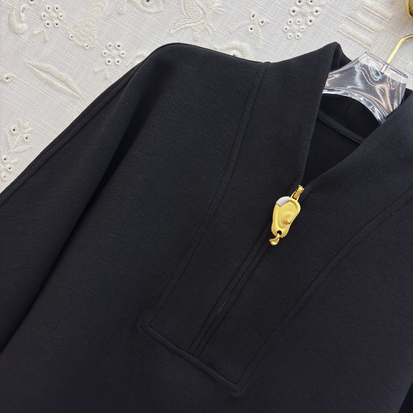 Sch立领短款半拉链卫衣搭配弯刀卫裤 后背精致暗纹刺绣设计 低调又有细节感 版型利落显瘦 面料软糯舒适 日常休闲或是轻出