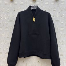 Sch立领短款半拉链卫衣搭配弯刀卫裤 后背精致暗纹刺绣设计 低调又有细节感 版型利落显瘦 面料软糯舒适 日常休闲或是轻出 Sch立领短款半拉链卫衣搭配弯刀卫裤 后背精致暗纹刺绣设计 低调又有细节感 版型利落显瘦 面料软糯舒适 日常休闲或是轻出