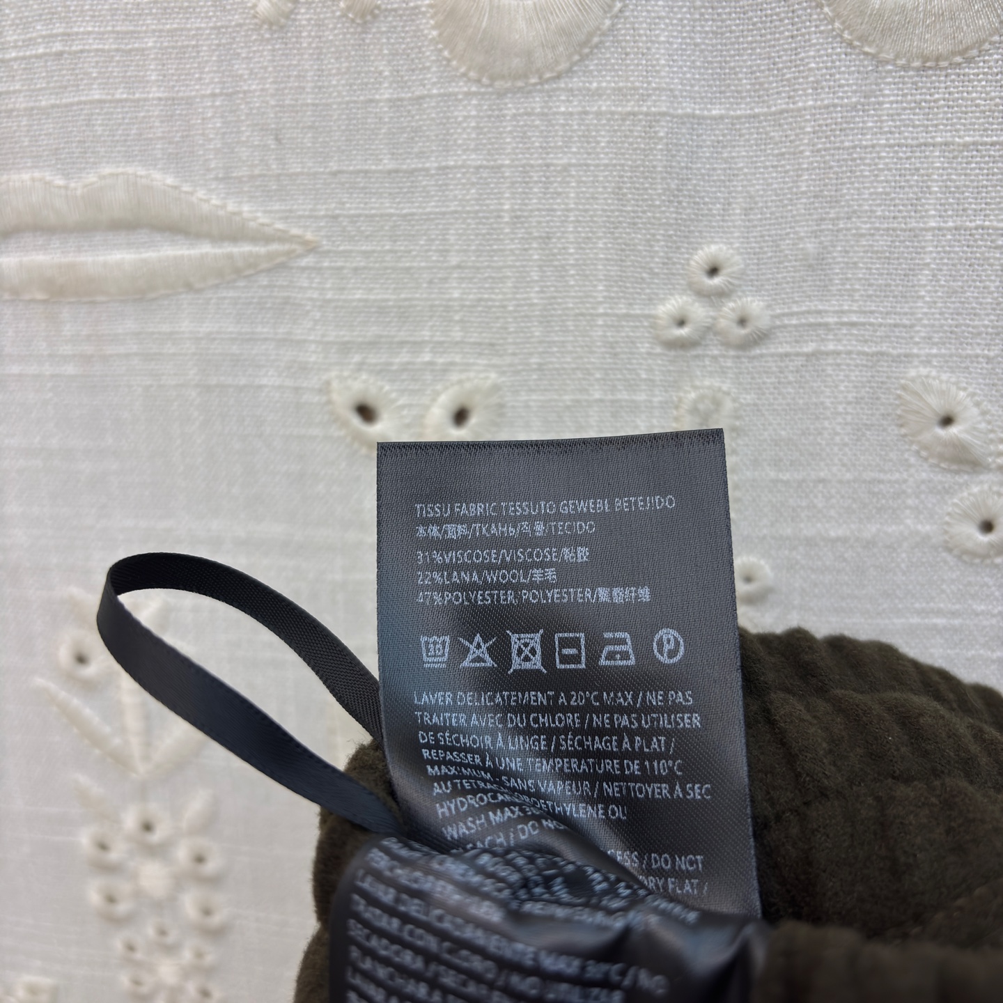Sch立领短款半拉链卫衣搭配弯刀卫裤 后背精致暗纹刺绣设计 低调又有细节感 版型利落显瘦 面料软糯舒适 日常休闲或是轻出