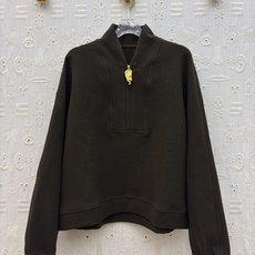 Sch立领短款半拉链卫衣搭配弯刀卫裤 后背精致暗纹刺绣设计 低调又有细节感 版型利落显瘦 面料软糯舒适 日常休闲或是轻出 Sch立领短款半拉链卫衣搭配弯刀卫裤 后背精致暗纹刺绣设计 低调又有细节感 版型利落显瘦 面料软糯舒适 日常休闲或是轻出