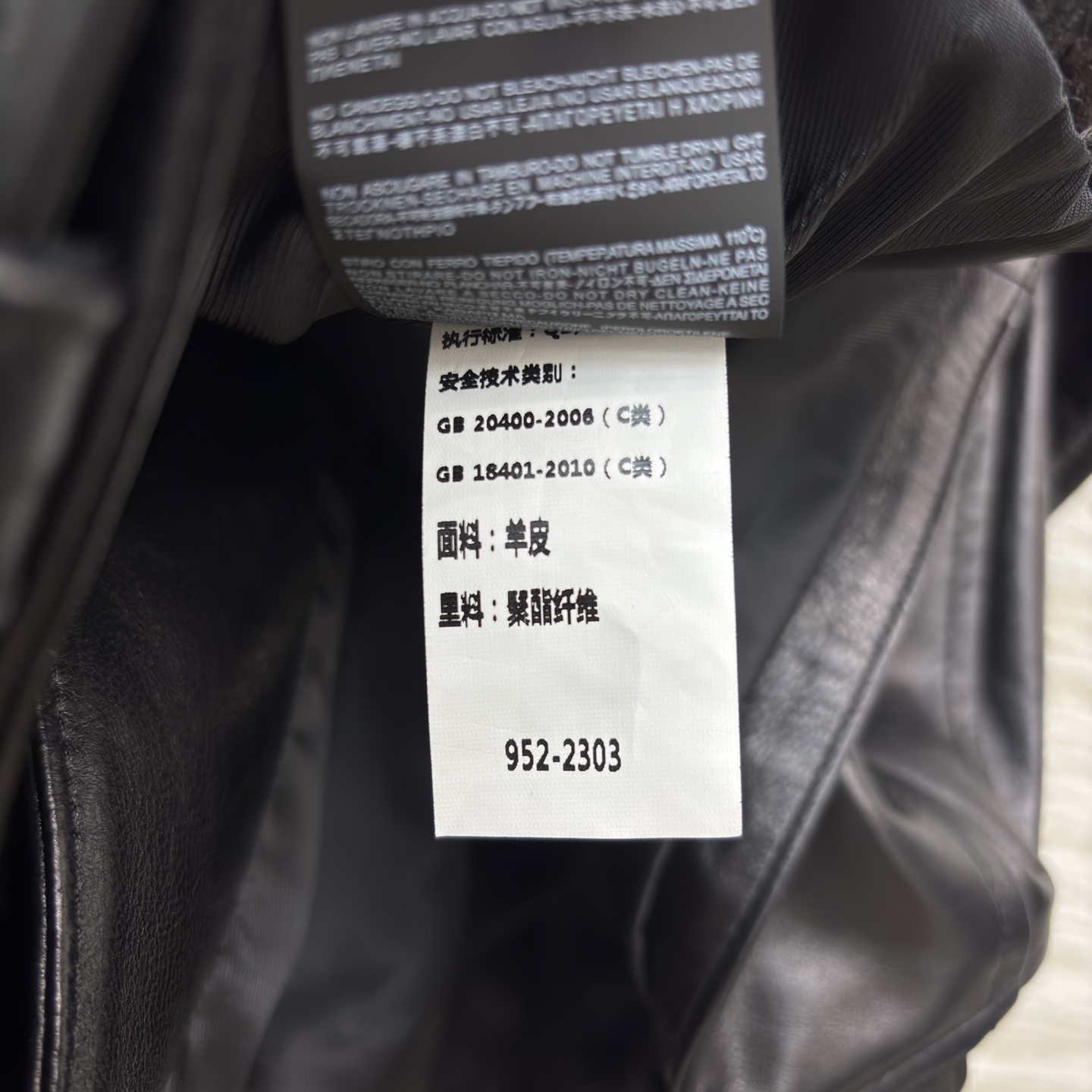 YSL小羊皮机车风马甲 经典翻领搭配斜拉链设计 金属拉链与铆钉细节自带酷感 侧边绑带+收腰腰带可调节版型 利落无袖的款式
