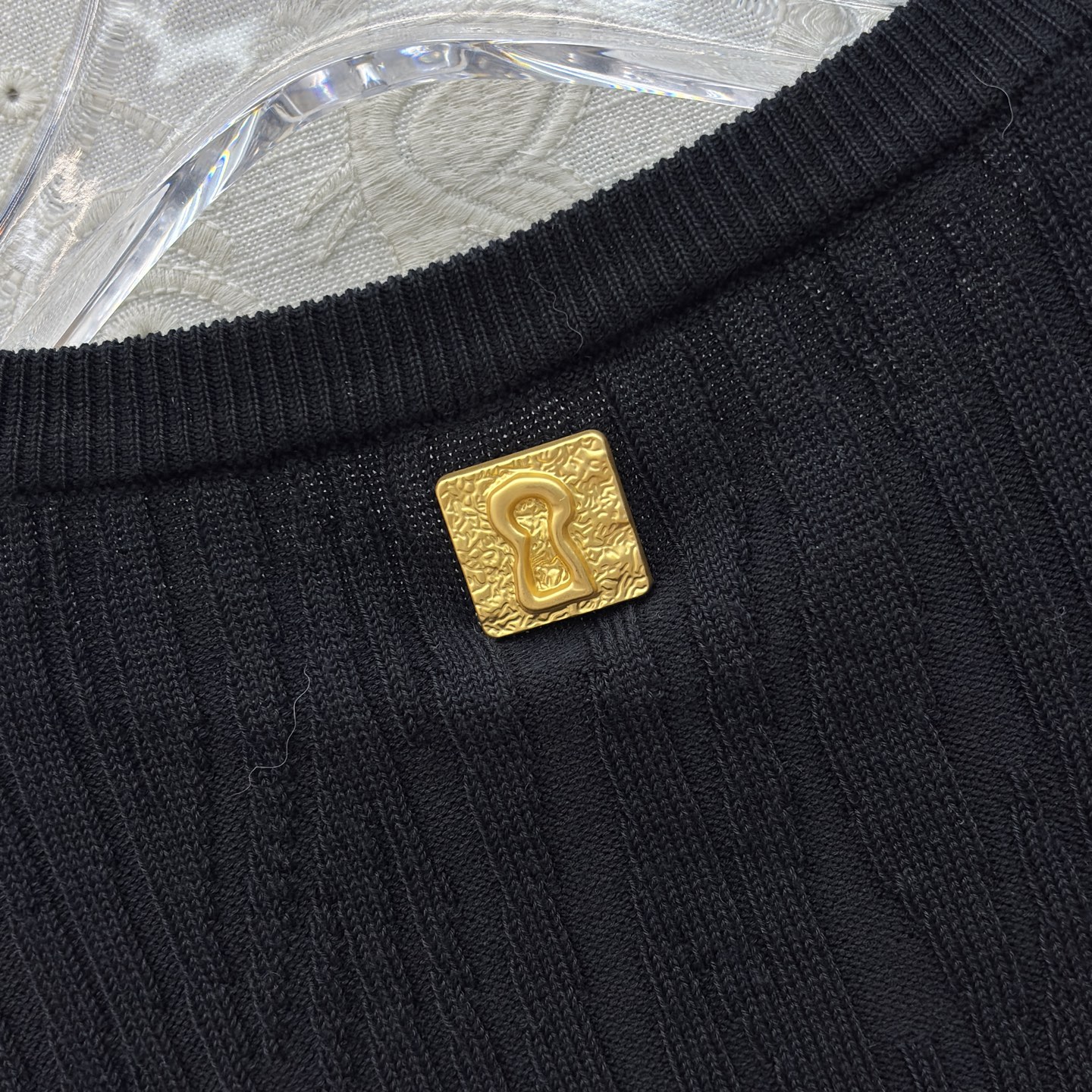 Sch圆领金扣针织开衫 竖纹针织面料 触感软糯亲肤 巧妙修饰身形 复古金色排扣做点缀 低调尽显高级质感 利落短款版型 适