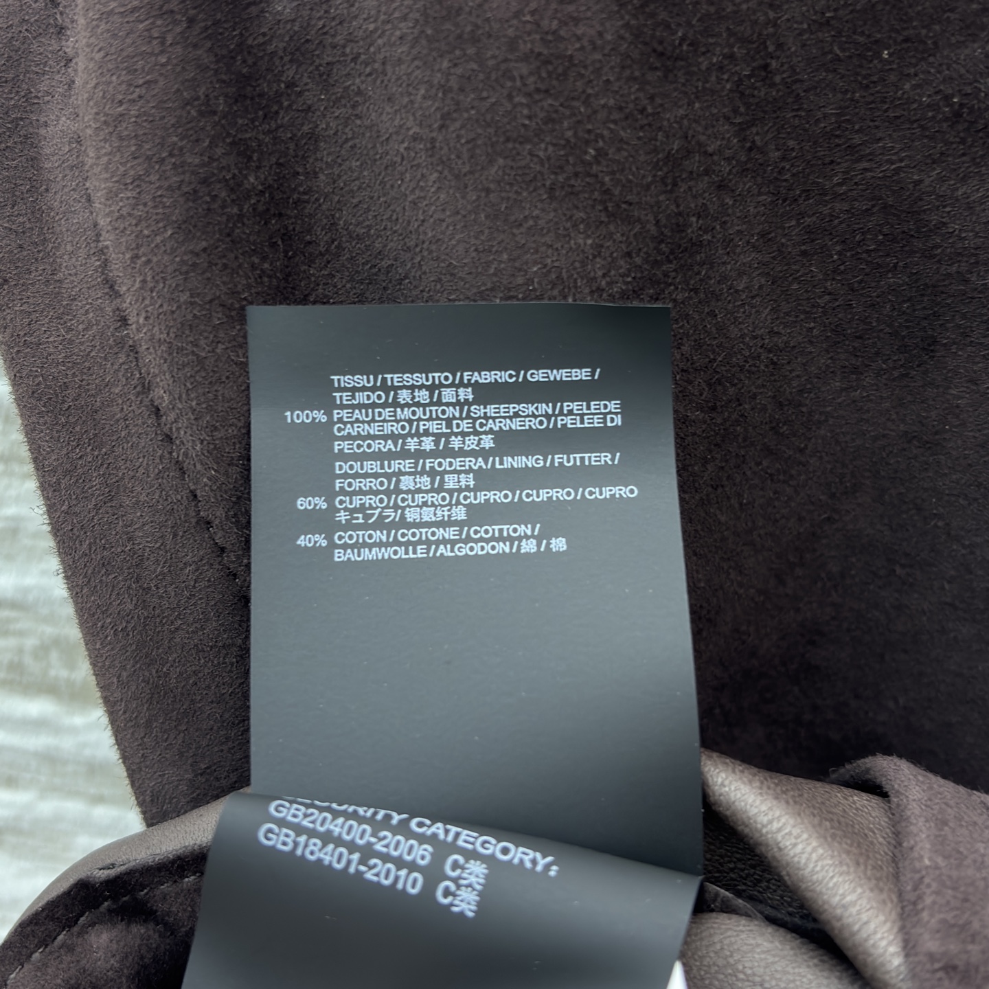 ES深咖反绒皮马甲 立领简约大气 口袋处精致同色系刺绣 低调内敛 下摆抽绳设计 可自由调节腰线 收出柔和比例 无袖版型百