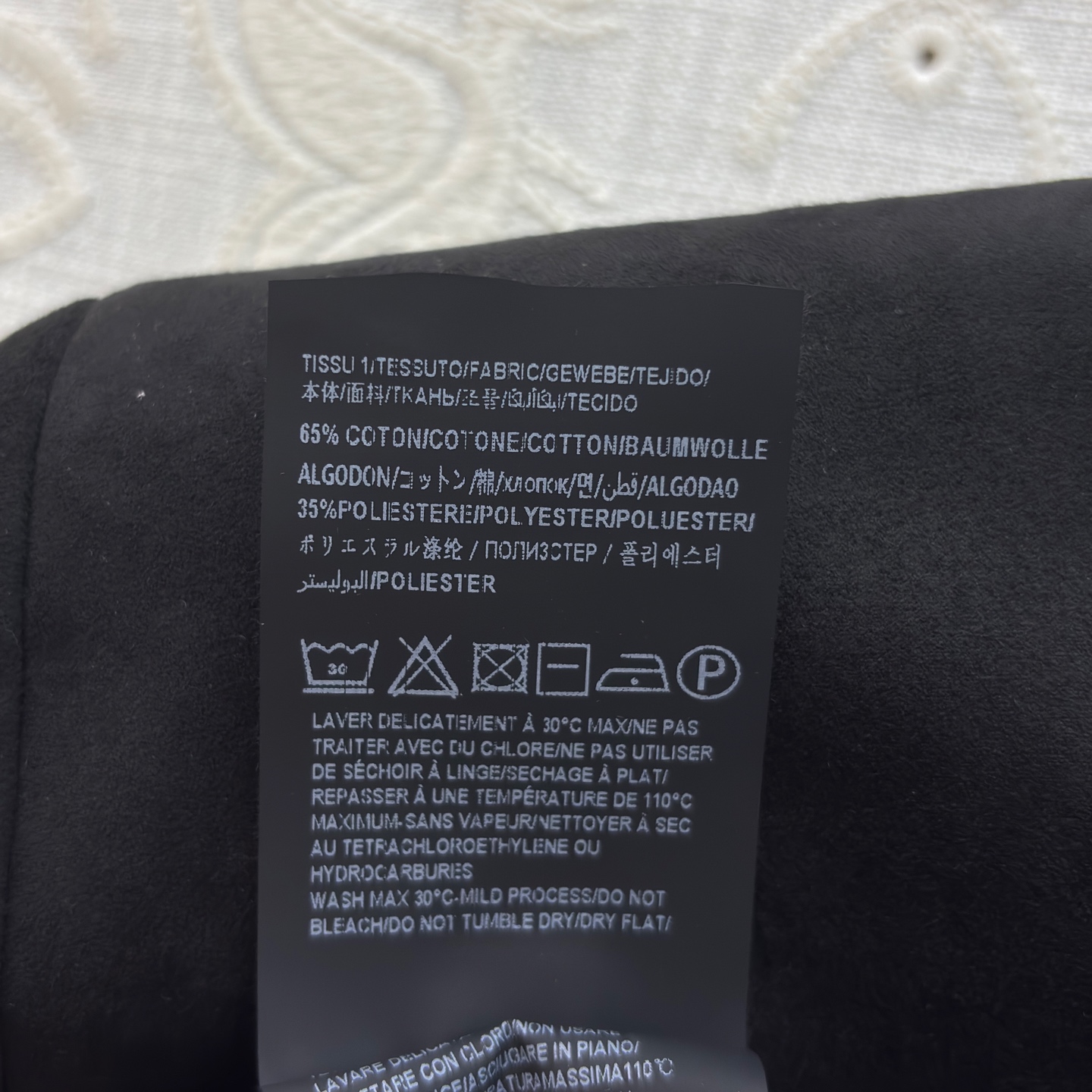 Sch复古黑色麂皮西装 自带高级哑光肌理 别致金色浮雕纽扣做点缀 精致感拉满 利落的西装剪裁 版型修饰身形 可飒可贵 通