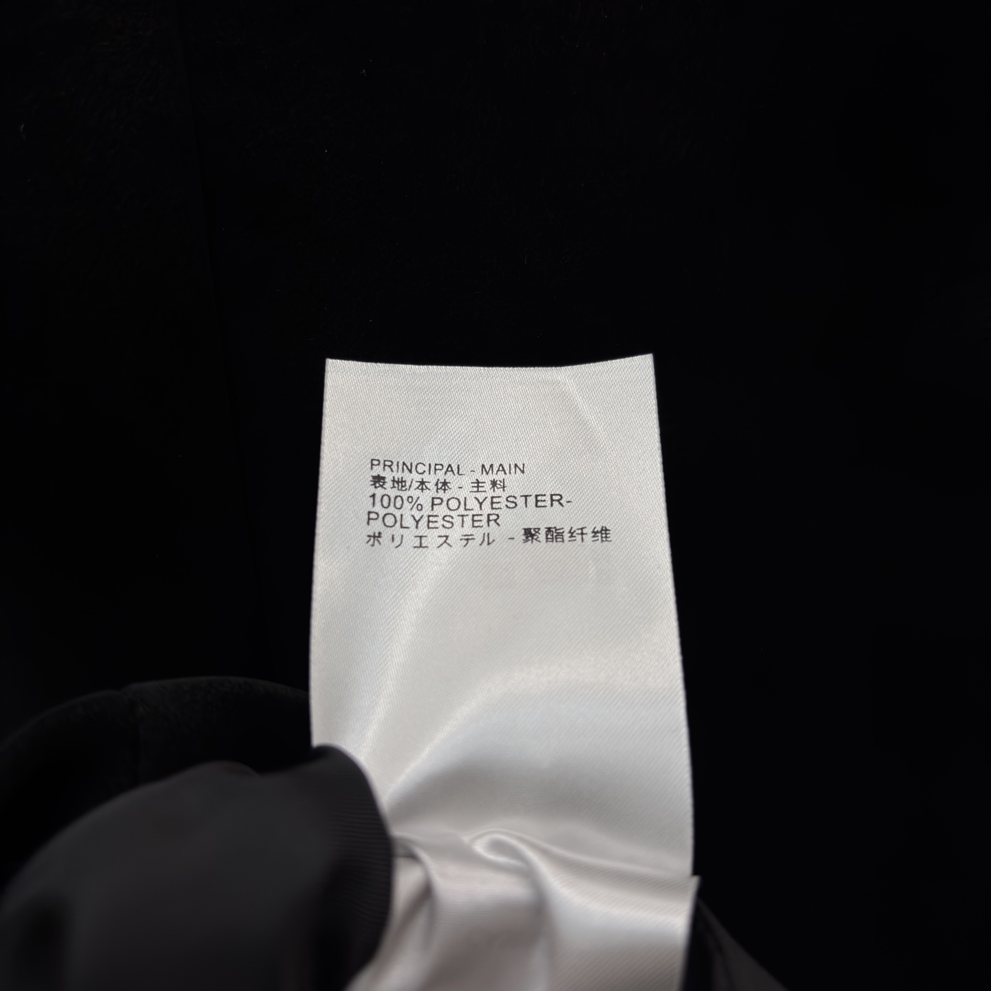 翻领麂皮短外套 自带温润质感 精致金属锁扣点缀门襟 利落短款版型优化身材比例 干练大方 秋日搭配裙装裤装 处处流露优雅氛