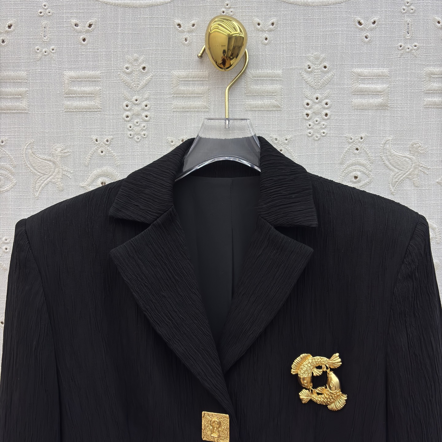Sch中古金扣黑西装 面料自带细腻褶皱纹理 富有层次格调 复古浮雕金扣有序排布 复古贵气感十足 利落正肩版型修饰肩线 优