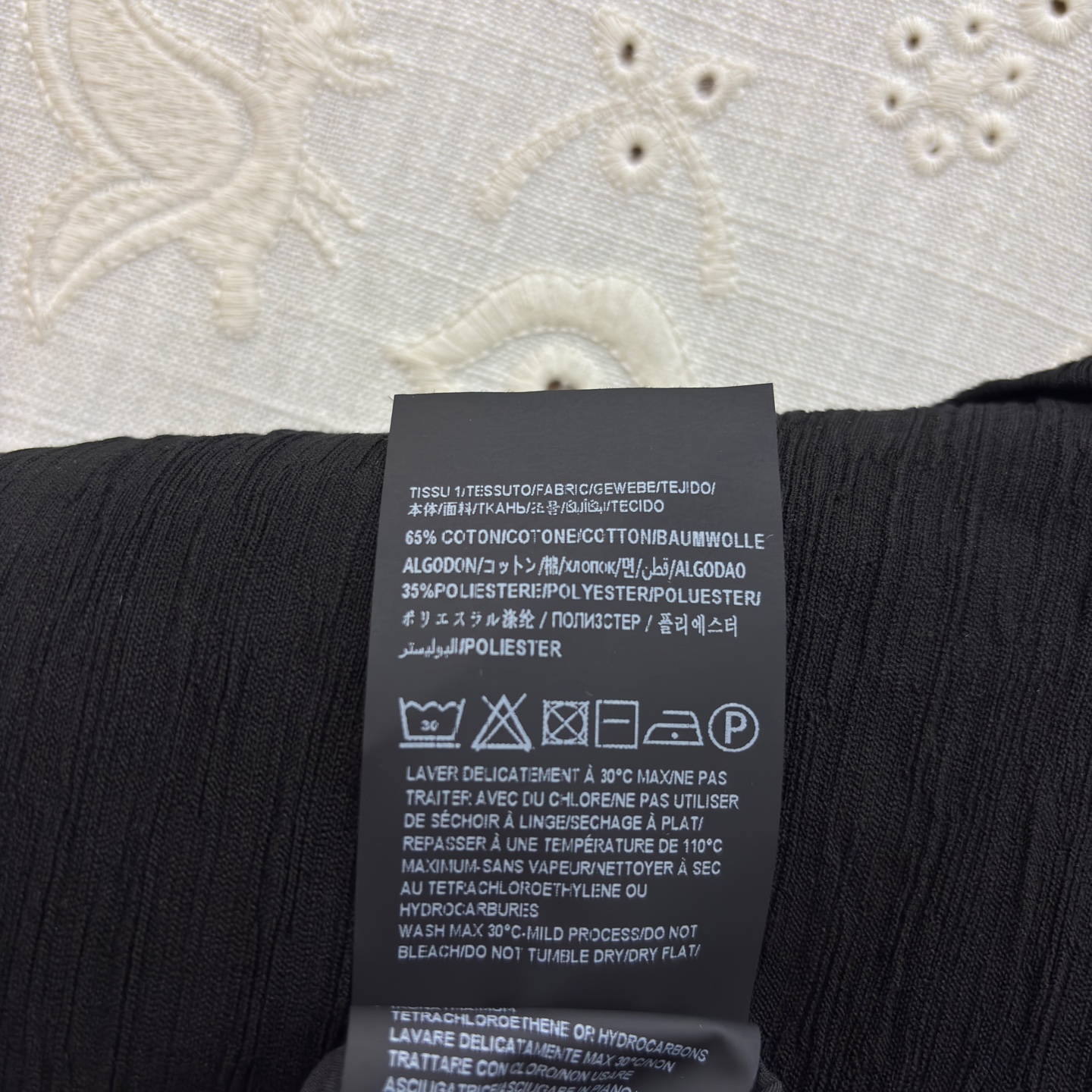 Sch中古金扣黑西装 面料自带细腻褶皱纹理 富有层次格调 复古浮雕金扣有序排布 复古贵气感十足 利落正肩版型修饰肩线 优