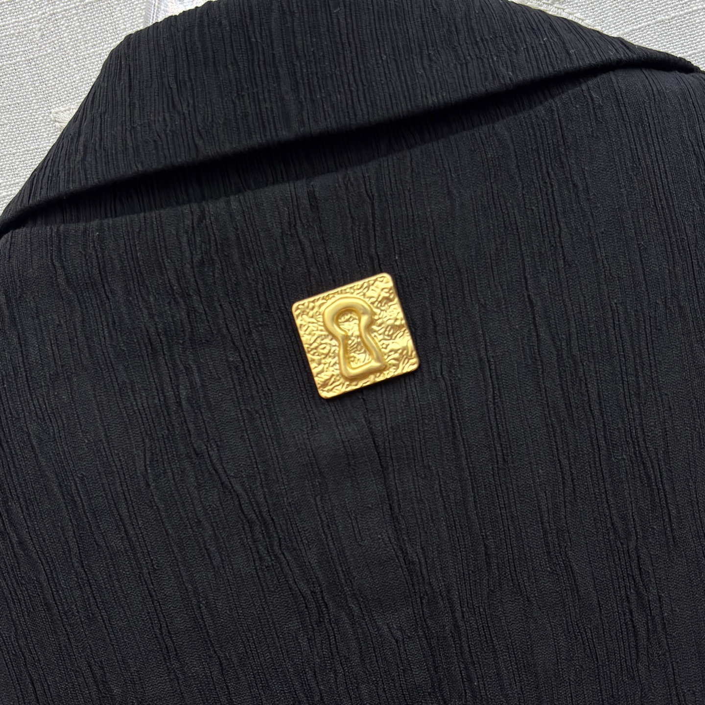 Sch中古金扣黑西装 面料自带细腻褶皱纹理 富有层次格调 复古浮雕金扣有序排布 复古贵气感十足 利落正肩版型修饰肩线 优