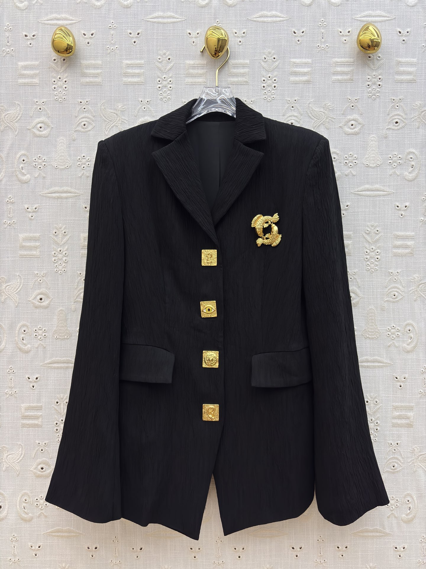 Sch中古金扣黑西装 面料自带细腻褶皱纹理 富有层次格调 复古浮雕金扣有序排布 复古贵气感十足 利落正肩版型修饰肩线 优