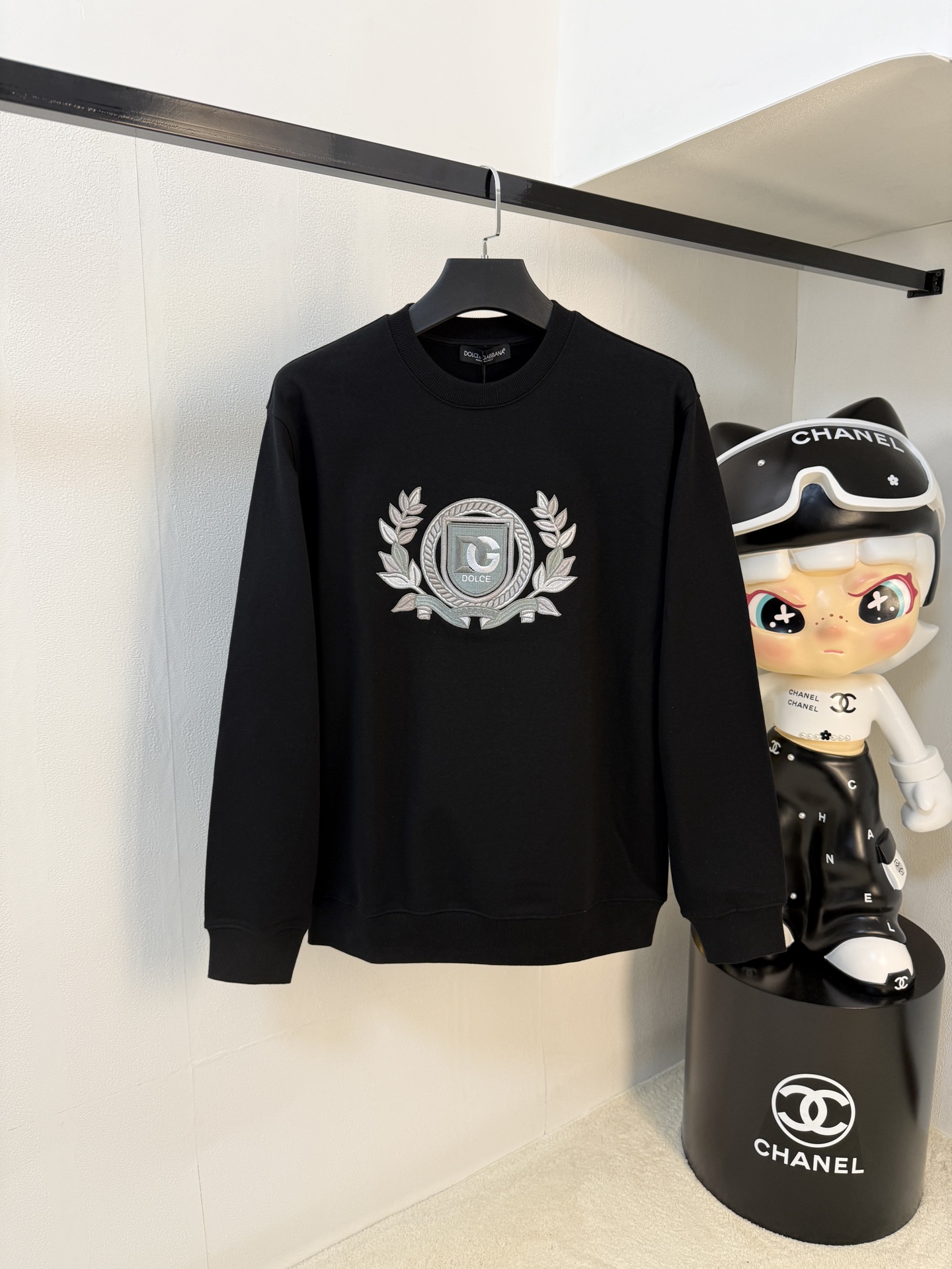 NO:549963,Dolce & Gabbana 25SS [New Product] The latest and most top version of exquisite craft round neck sweatshirt, the top quality counter original single pullover, the top production process imported fabric, the counter quality heavy industry embroidery design, using imported high-end customized fabrics, and the imported silk thread feels first-class!  The same style as men and women are on sale on the official website!  Complete three standards, code number M-3XL, Dolce & Gabbana, hoodie, sweatshirts, alexander wang19860909杜嘉班纳25SS【新品】最新最顶级版本精美工艺圆领卫衣,最顶级的品质专柜原单套头衫,顶级制作工艺进口面料,专柜品质重工刺绣设计,采用进口高端订制面料,进口丝线手感一流！男女同款官网在售！三标齐全 码数M-3XL,,Dolce&Gabbana,hoodie,sweatshirts,alexander wang,Men's clothing