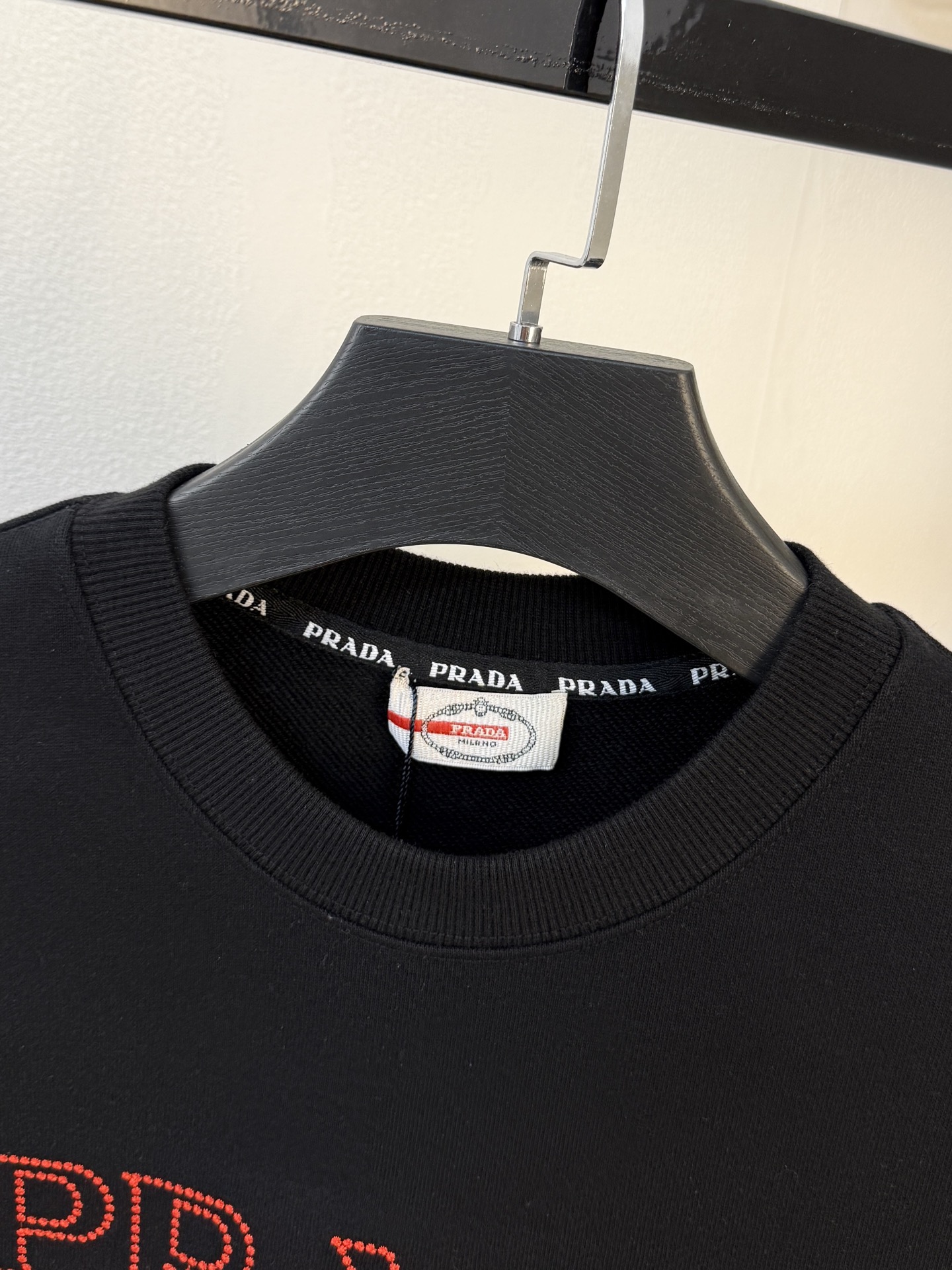 P普拉达25SS【新品】最新最顶级版本精美工艺圆领卫衣，最顶级的品质专柜原单套头衫，顶级制作工艺进口面料