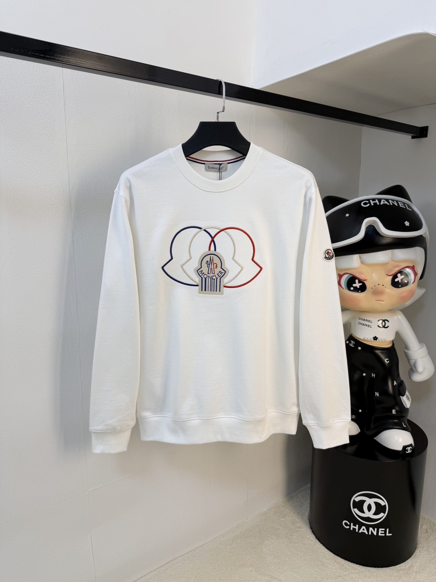 NO:549943,The latest and most top version of exquisite craft round neck sweatshirt, the top quality counter original single pullover, the top production process imported fabric, the counter quality heavy industry embroidery design, using imported high-end customized fabric, and the imported silk thread feels first-class!  The same style as men and women are on sale on the official website!  Complete three standards: M-3XL, Moncler, hoodie, sweatshirts, alexander wang19860909蒙口25SS【新品】最新最顶级版本精美工艺圆领卫衣,最顶级的品质专柜原单套头衫,顶级制作工艺进口面料,专柜品质重工刺绣设计,采用进口高端订制面料,进口丝线手感一流！男女同款官网在售！三标齐全 码数M-3XL,,Moncler,hoodie,sweatshirts,alexander wang,Men's clothing