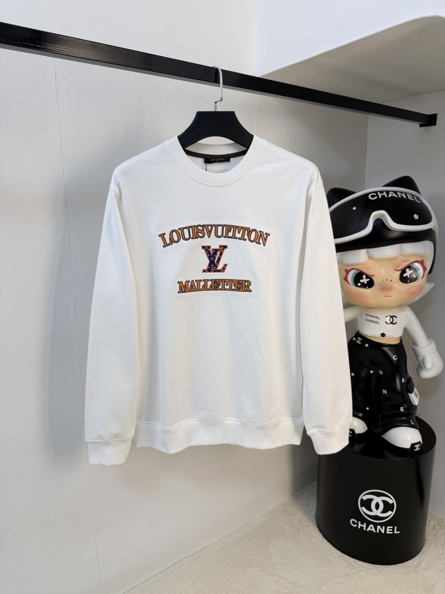 NO:549949,LV 25SS [New Product] The latest and most top version of exquisite craft round neck sweatshirt, the top quality counter original single pullover, the top production process imported fabric, the counter quality heavy industry embroidery design, using imported high-end customized fabric, and the imported silk thread feels first-class!  The same style as men and women are on sale on the official website!  Complete three standards, code number M-3XL, louis vuitton, hoodie, sweatshirts, alexander wang19860909LV 25SS【新品】最新最顶级版本精美工艺圆领卫衣,最顶级的品质专柜原单套头衫,顶级制作工艺进口面料,专柜品质重工刺绣设计,采用进口高端订制面料,进口丝线手感一流！男女同款官网在售！三标齐全 码数M-3XL,,louis vuitton,hoodie,sweatshirts,alexander wang,Men's clothing