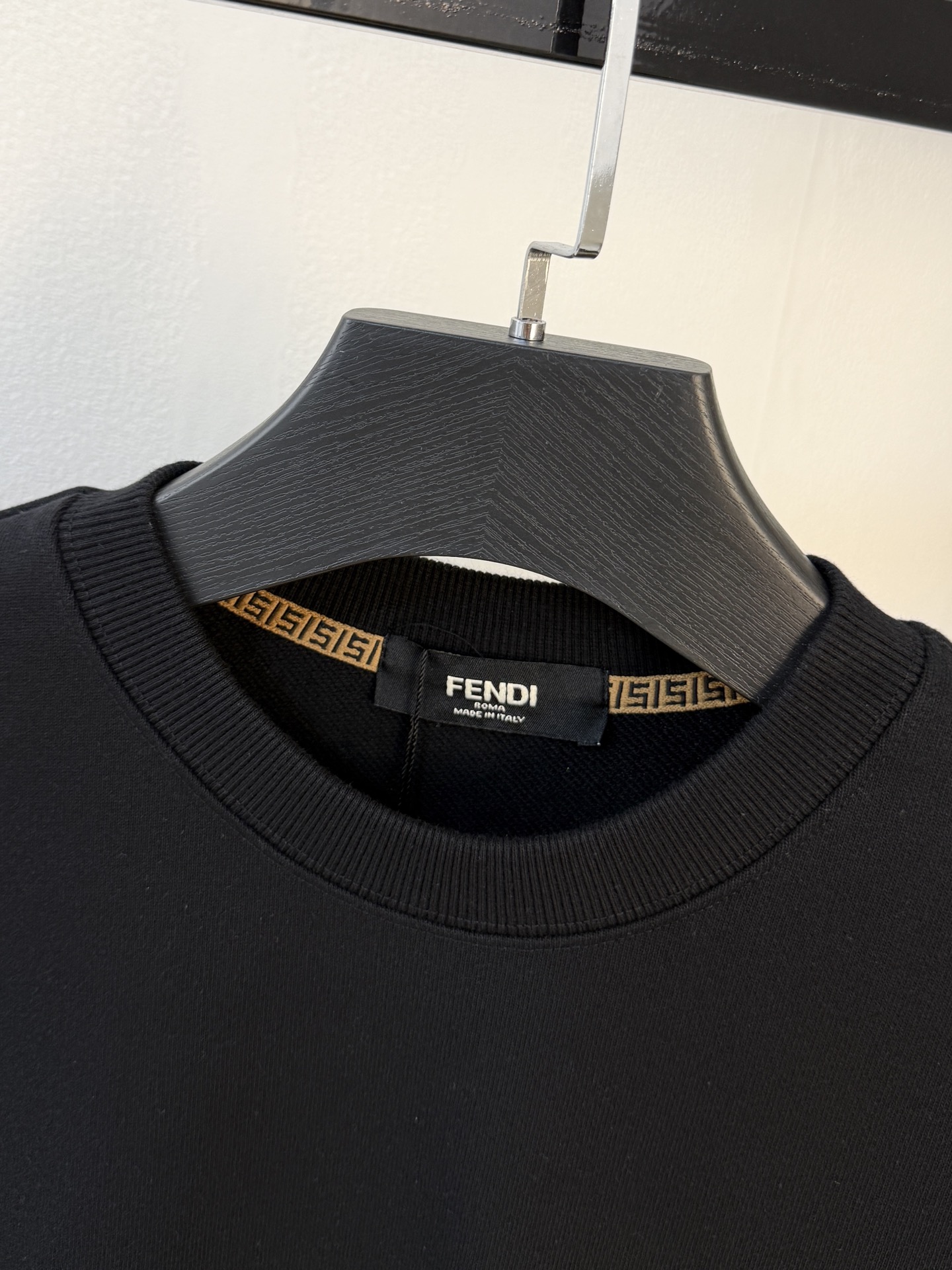 P芬迪25SS【新品】最新最顶级版本精美工艺圆领卫衣，最顶级的品质专柜原单套头衫，顶级制作工艺进口面料，