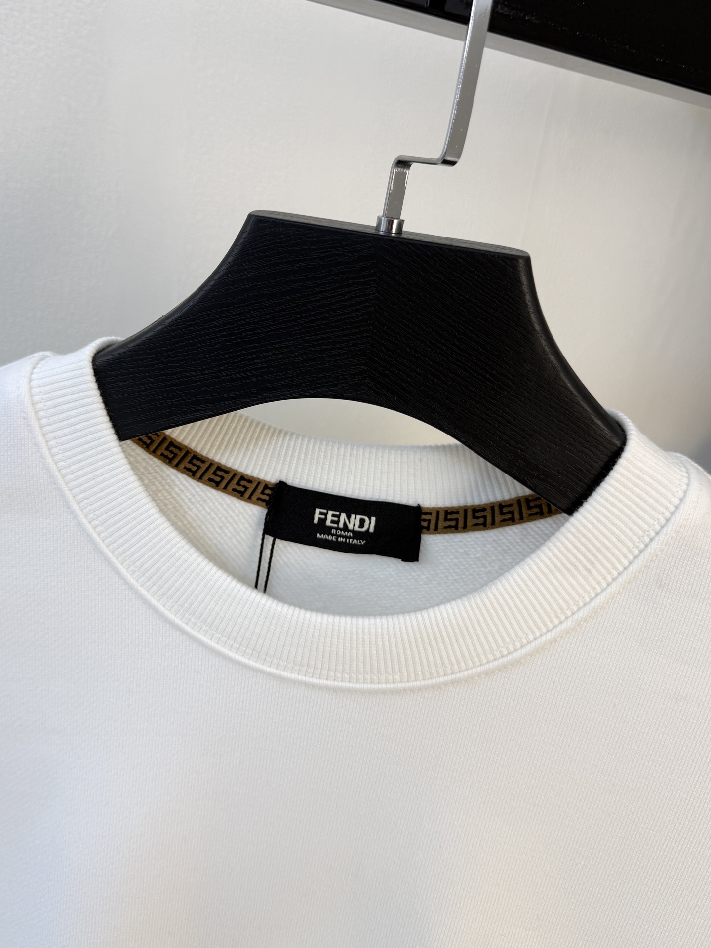 P芬迪25SS【新品】最新最顶级版本精美工艺圆领卫衣，最顶级的品质专柜原单套头衫，顶级制作工艺进口面料，