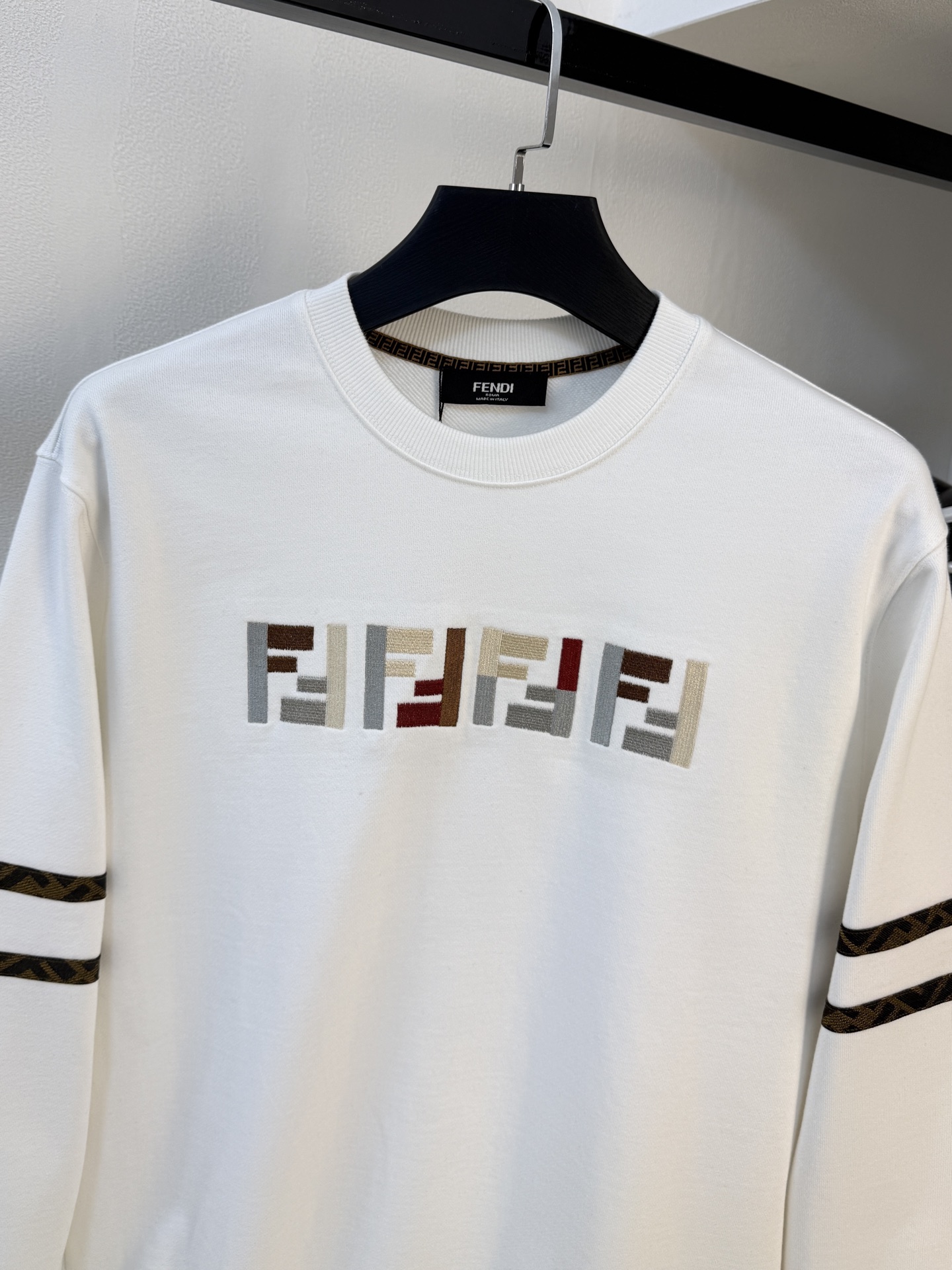 P芬迪25SS【新品】最新最顶级版本精美工艺圆领卫衣，最顶级的品质专柜原单套头衫，顶级制作工艺进口面料，