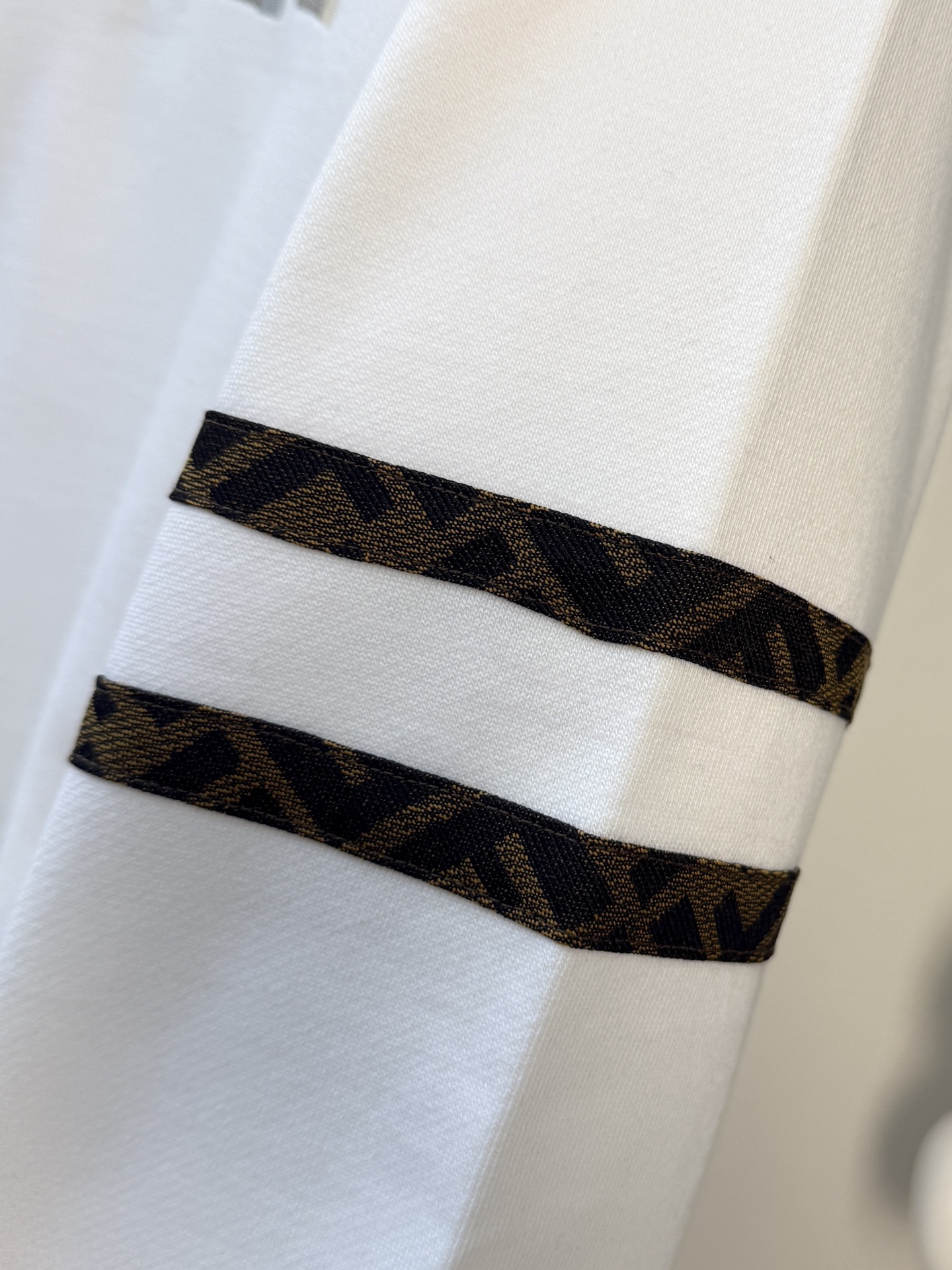 P芬迪25SS【新品】最新最顶级版本精美工艺圆领卫衣，最顶级的品质专柜原单套头衫，顶级制作工艺进口面料，