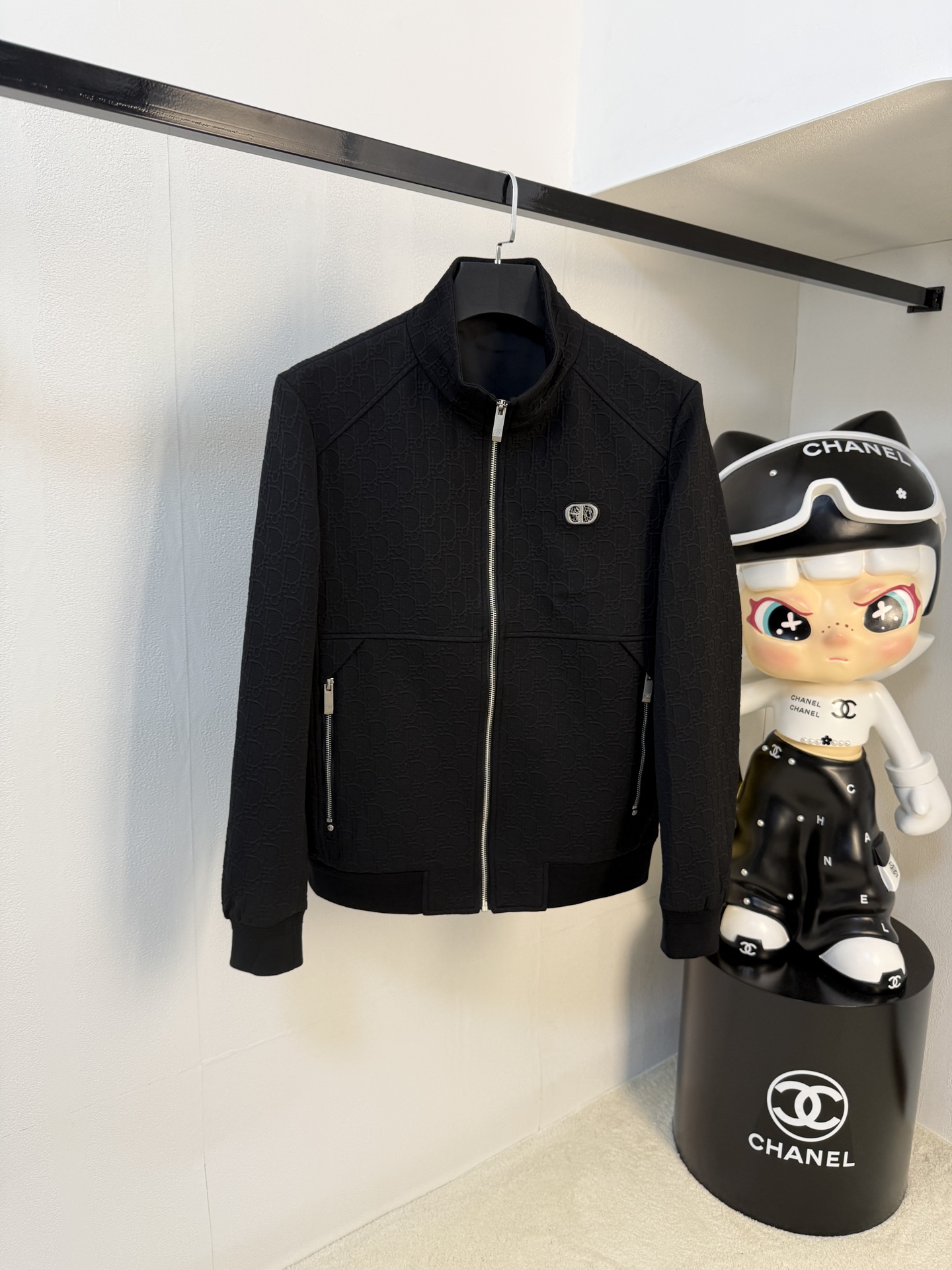 NO:567225,Dior 25ss early autumn [new product] popular jackets and jackets. New casual and fashionable jackets at the autumn and winter counters!  Ultra-avant-garde design style, delicate and comfortable, very light to wear and not easy to wrinkle. Multiple craftsmanship. The overall design is quite visual. The upper body is casual and stylish, with a certain degree of stiffness. It is definitely at the forefront of fashion. It is recommended for urban leisure. Size M-3XL, dior, jackets & coats, jackets & coats, alexander wang19860909迪奥25ss早秋【新品】夹克外套爆款 秋冬专柜新款休闲时尚夹克外套！超前卫设计风格 细腻舒适 穿着非常轻便不易起皱.多重重工艺 整体的设计颇具视觉感,上身休闲有型,有一定的挺括度,绝对走在时尚最尖端的气质感推荐,都市休闲必备.码数M-3XL,,dior,jackets & coats,jackets & coats,alexander wang,Men's clothing