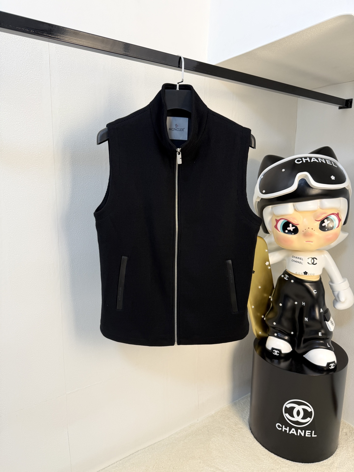 NO:567207,Mengkou 25ss autumn and winter [new product] the latest and top-notch cardigan vest sweater jacket!  Cardigan sweater, exquisite color matching and new trendy pullover, sold at the top quality counter, top-notch production technology imported fabrics, counter model unique design, using imported high-end custom-made imported silk thread with first-class feel!  On sale on the official website. Size: M-3XL,,Moncler,jackets & coats,sweaters,alexander wang19860909蒙口25ss秋冬【新品】最新最顶级开衫马甲背心针织衫外套 ！开衫毛衣,精致配色融合新款潮套头衫,最顶级的品质专柜在售,顶级制作工艺进口面料,专柜款独特设计,采用进口高端订制进口丝线手感一流！官网在售. 码数:M-3XL,,Moncler,jackets & coats,sweaters,alexander wang,Men's clothing