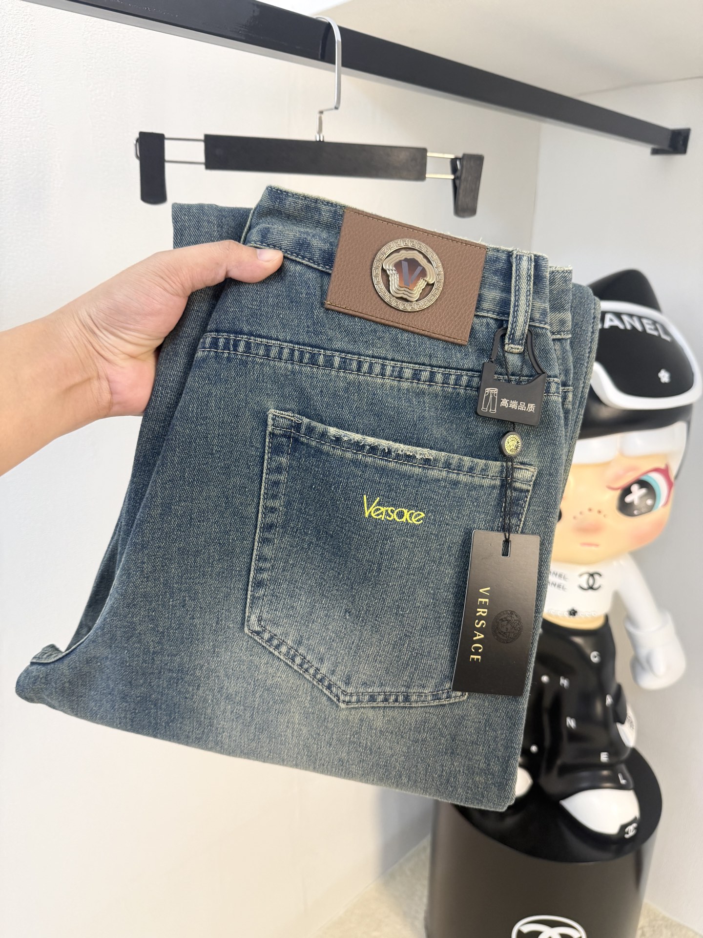 NO:569311,Versace [New Product] High-end Exclusive Sale 25SS Four Seasons Super Burning Street Series Jeans Exclusively and Grandly Launched Original Customized High-Quality Fabric Customized Hardware Slim Tailoring Fabric with Elasticity Micro-Stretch Upper Body Highly Comfortable A Must-Have Product!  Counter sizes 29-38 (no 35, no 37),,versace,jeans,alexander wang19860909范思哲【新品】高端独家发售 25SS四季款超燃炸街系列之最牛仔裤 独家隆重推出 原版定制高端品质面料 定制五金版型修身剪裁 面料带弹力 微弹上身舒适度超高 必爆单品！专柜尺码29-38（无35无37）,,versace,jeans,alexander wang,Men's clothing