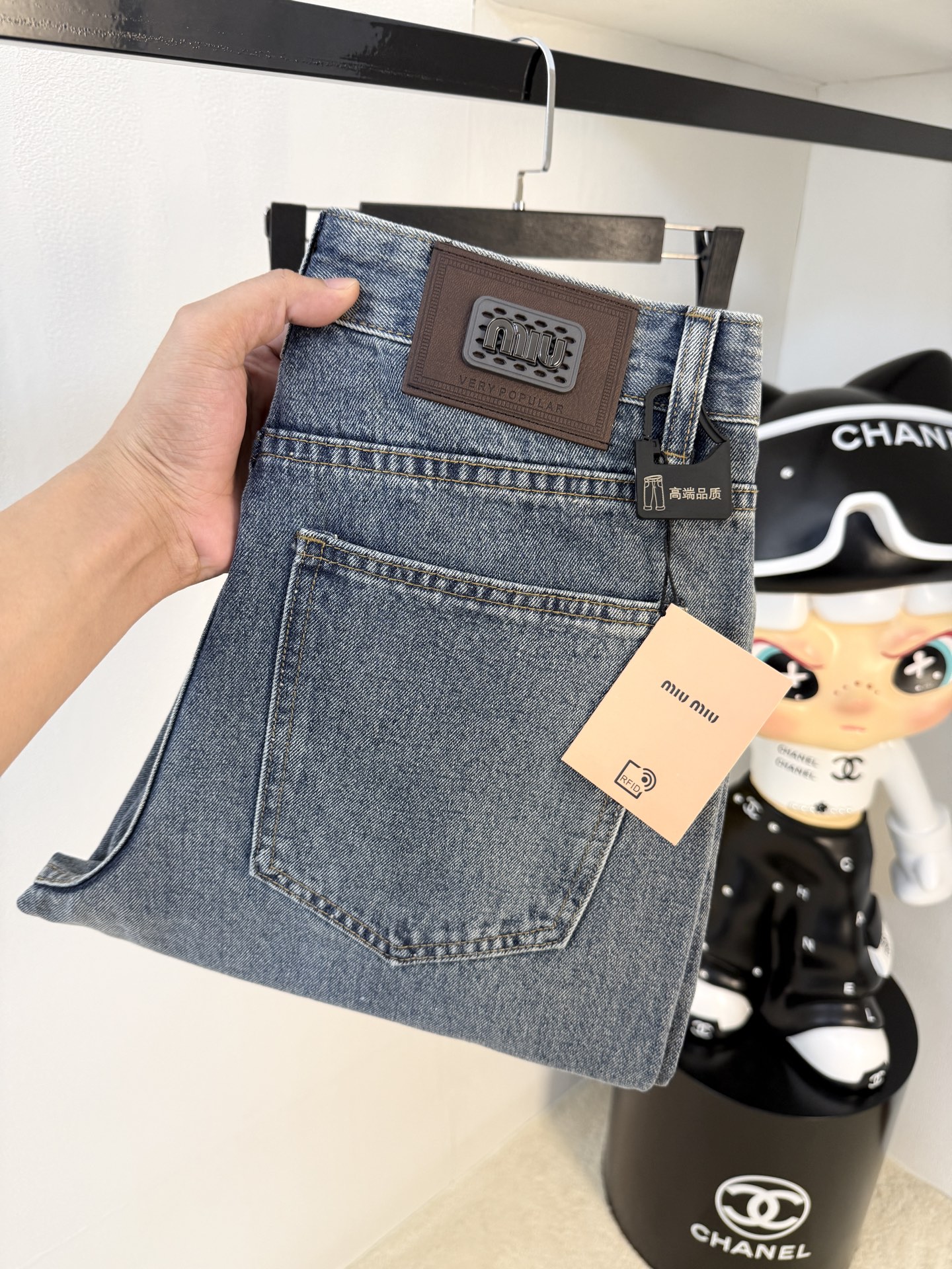 NO:569345,miumiu [New Product] High-end exclusive 25SS four-season super hot street jeans, the best jeans in the series. Exclusively launched. Original customized high-end quality fabric. Customized hardware version. Slim tailoring. The fabric is stretchy. Micro-elastic upper body is super comfortable. A must-have item!  Counter sizes 29-38 (no 35, no 37),,miumiu,jeans,alexander wang19860909miumiu【新品】高端独家发售 25SS四季款超燃炸街系列之最牛仔裤 独家隆重推出 原版定制高端品质面料 定制五金版型修身剪裁 面料带弹力 微弹上身舒适度超高 必爆单品！专柜尺码29-38（无35无37）,,miumiu,jeans,alexander wang,Men's clothing