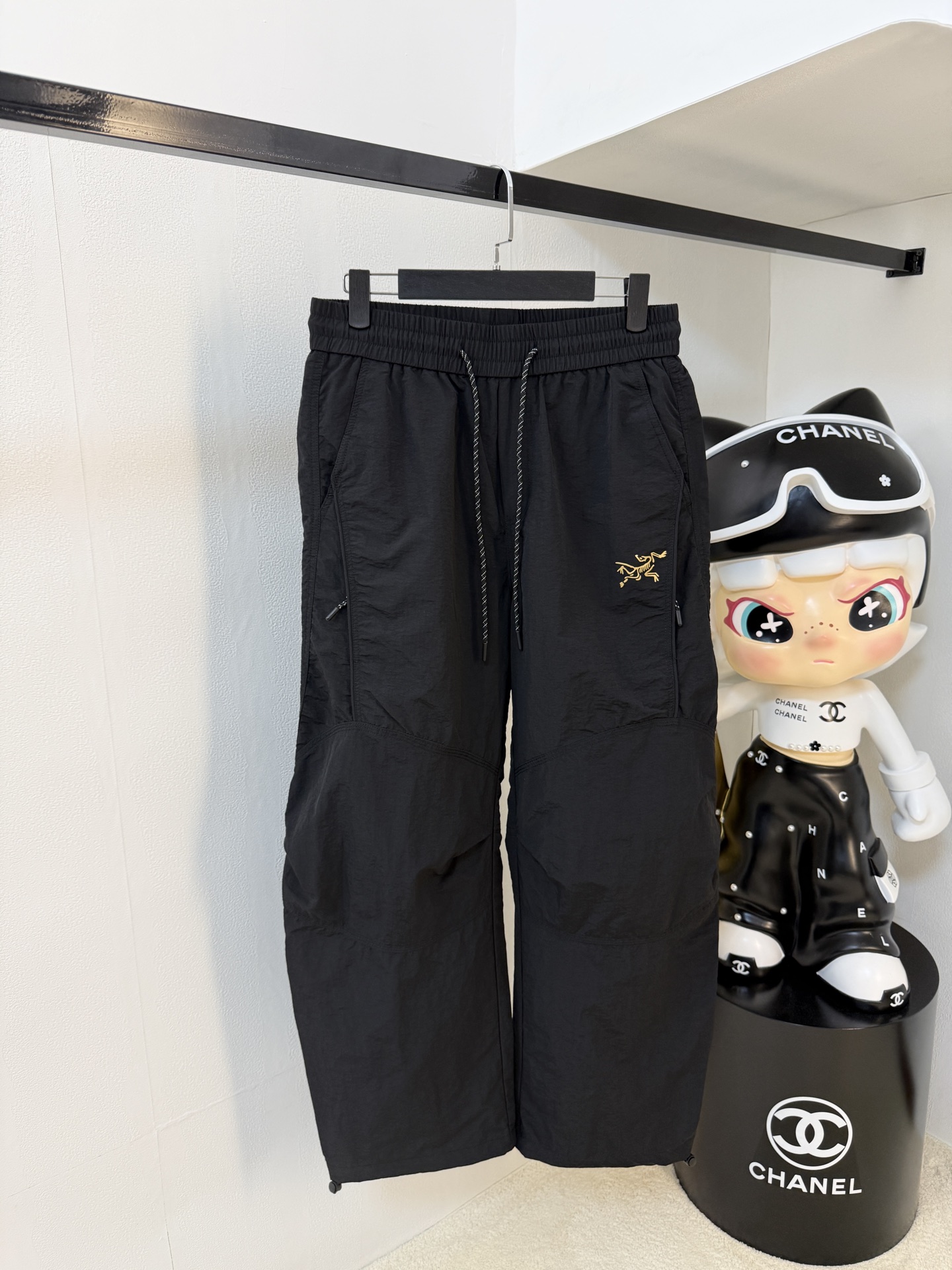 NO:565512,Arc'teryx [New Product] Early Autumn 25ss Casual Pants golden classic appears again, original order high-quality fashionable casual pants. Super versatile style. Exclusive customized fabric, very wide and stylish, close-fitting and comfortable. Original custom counter latest hardware accessories. Super beautiful version, the upper body shows slender legs, the lining and routing are impeccable, you can attend any occasion, once again emphasize that the fabric is very, very classy! Size M-3XL,arc'teryx,alexander wang19860909始祖鸟【新品】早秋25ss休闲裤金典再次出现,原单订制高品质时尚休闲裤.超级百搭款.独家定制面料,挺阔有型,贴身舒适.原版定制专柜最新五金辅料.超靓版型、上身显腿修长,內里,走线都无可挑剔,任何场合都可出席,再次强调面料非常非常显档次！码数 M-3XL,arc'teryx,alexander wang,Men's clothing