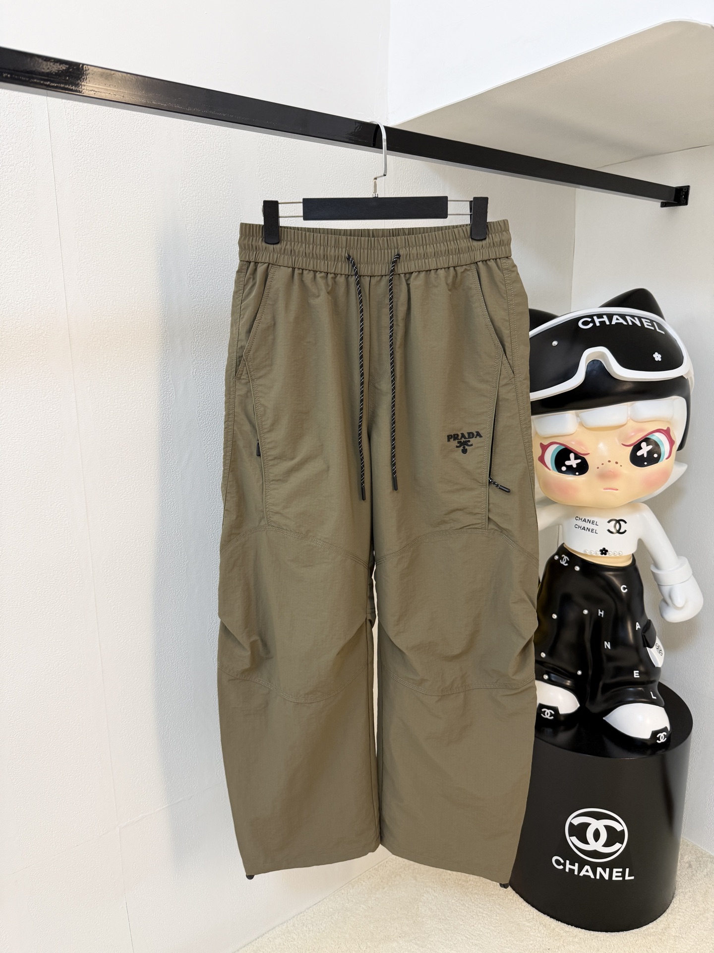 NO:565520,Arc'teryx [New Product] Early Autumn 25ss Casual Pants golden classic appears again, original order high-quality fashionable casual pants. Super versatile style. Exclusive customized fabric, very wide and stylish, close-fitting and comfortable. Original custom counter latest hardware accessories. Super beautiful version, the upper body shows slender legs, the lining and routing are impeccable, you can attend any occasion, once again emphasize that the fabric is very, very classy! Size M-3XL,arc'teryx,alexander wang19860909始祖鸟【新品】早秋25ss休闲裤金典再次出现,原单订制高品质时尚休闲裤.超级百搭款.独家定制面料,挺阔有型,贴身舒适.原版定制专柜最新五金辅料.超靓版型、上身显腿修长,內里,走线都无可挑剔,任何场合都可出席,再次强调面料非常非常显档次！码数 M-3XL,arc'teryx,alexander wang,Men's clothing