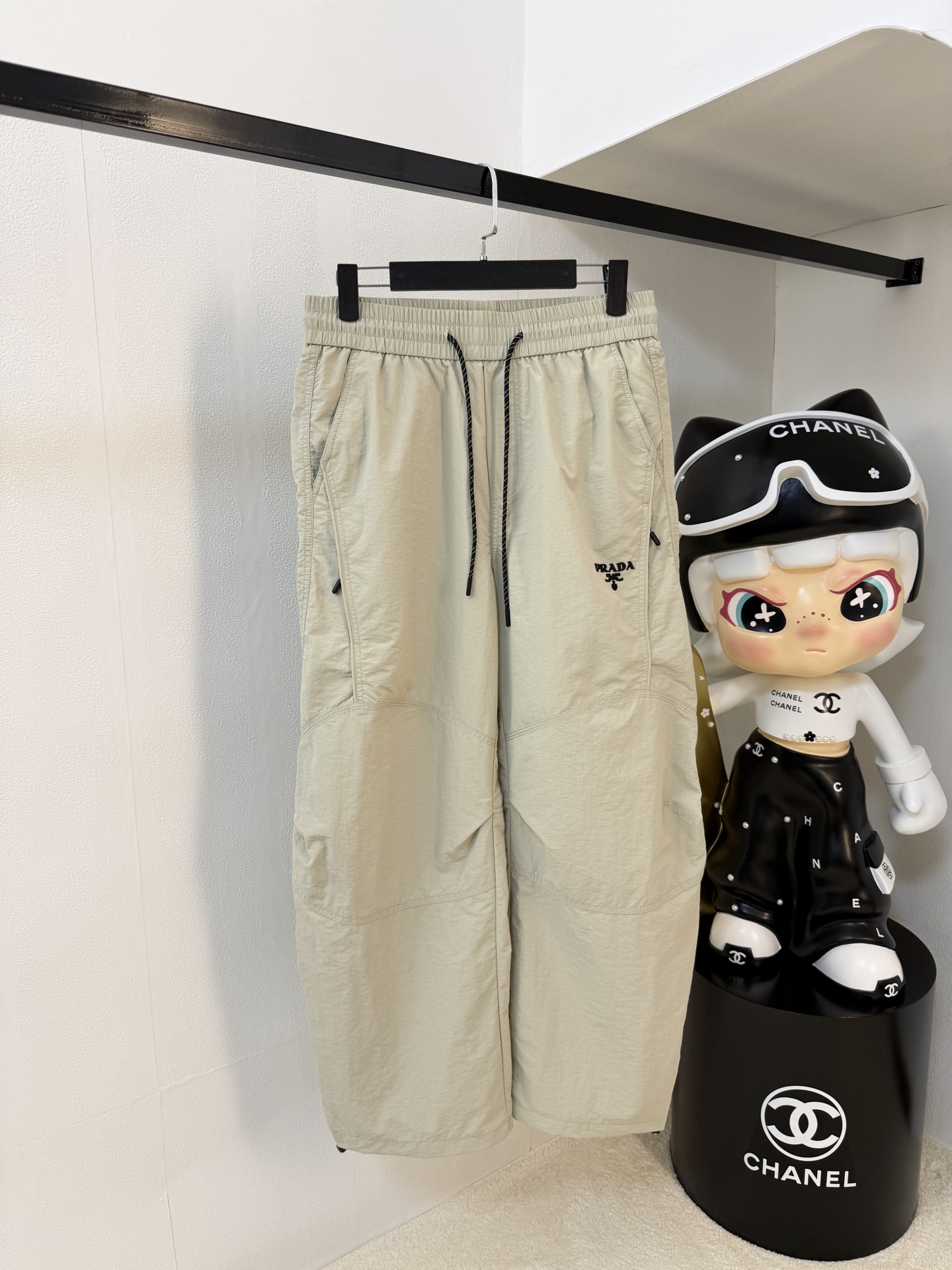 NO:565516,Prada [New Product] Early Autumn 25ss casual pants golden classic appears again, original order high-quality fashionable casual pants. Super versatile style. Exclusive customized fabric, very wide and stylish, close-fitting and comfortable. Original custom counter latest hardware accessories. Super beautiful version, upper body shows slender legs, lining and routing are impeccable, can be attended on any occasion, once again emphasize that the fabric is very, very high-end! Size M-3XL,,prada,alexander wang19860909普拉达【新品】早秋25ss休闲裤金典再次出现,原单订制高品质时尚休闲裤.超级百搭款.独家定制面料,挺阔有型,贴身舒适.原版定制专柜最新五金辅料.超靓版型、上身显腿修长,內里,走线都无可挑剔,任何场合都可出席,再次强调面料非常非常显档次！码数 M-3XL,,prada,alexander wang,Men's clothing