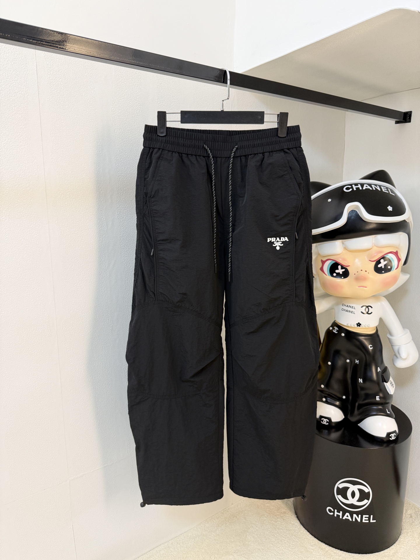 NO:565524,Prada [New Product] Early Autumn 25ss casual pants golden classic appears again, original order high-quality fashionable casual pants. Super versatile style. Exclusive customized fabric, very wide and stylish, close-fitting and comfortable. Original custom counter latest hardware accessories. Super beautiful version, upper body shows slender legs, lining and routing are impeccable, can be attended on any occasion, once again emphasize that the fabric is very, very high-end! Size M-3XL,,prada,alexander wang19860909普拉达【新品】早秋25ss休闲裤金典再次出现,原单订制高品质时尚休闲裤.超级百搭款.独家定制面料,挺阔有型,贴身舒适.原版定制专柜最新五金辅料.超靓版型、上身显腿修长,內里,走线都无可挑剔,任何场合都可出席,再次强调面料非常非常显档次！码数 M-3XL,,prada,alexander wang,Men's clothing