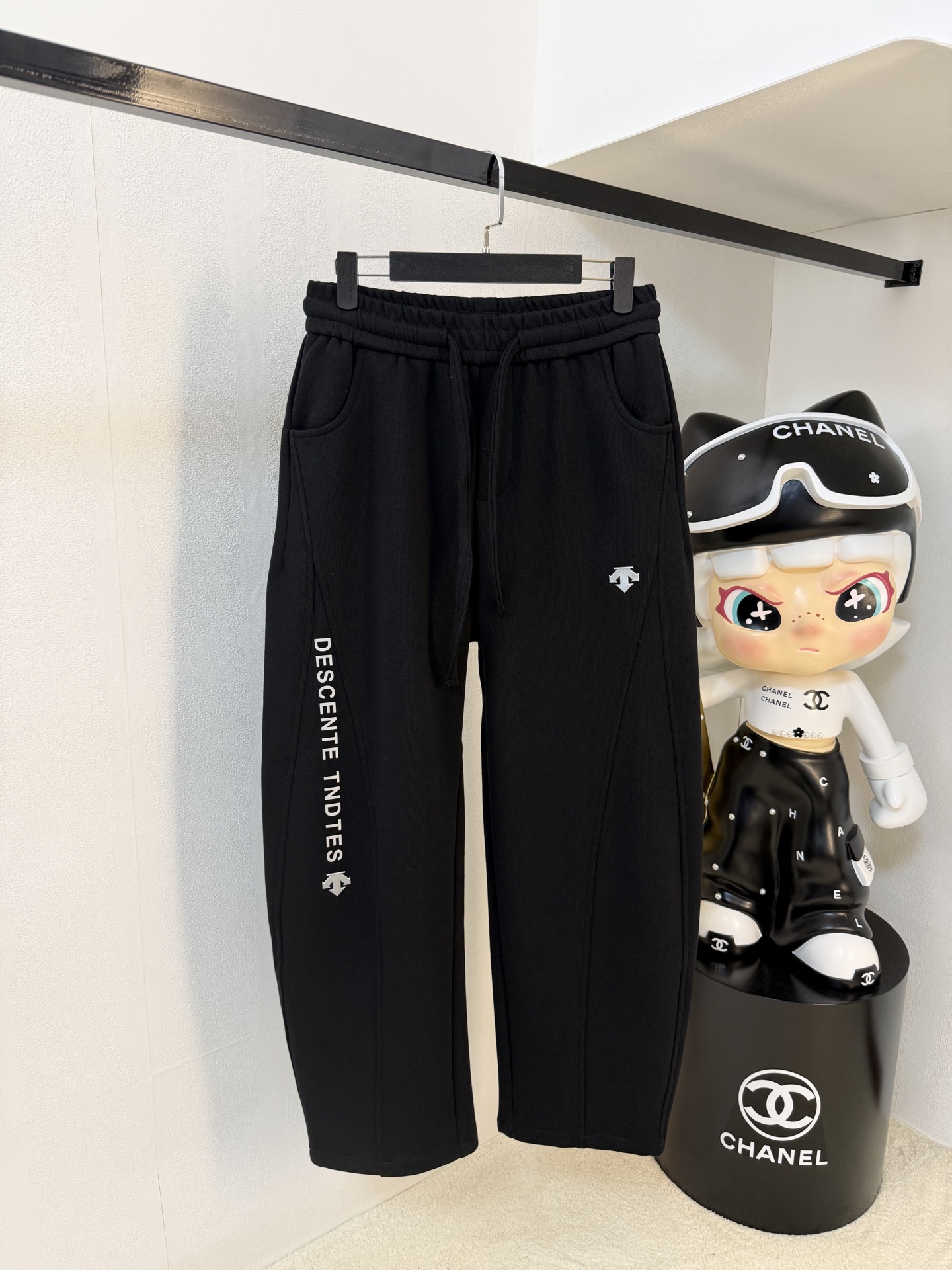 NO:565529,Descente [New Product] Early Autumn 25ss Casual Pants golden classic appears again, original order high-quality fashionable casual pants. Super versatile style. Exclusive customized fabric, very wide and stylish, close-fitting and comfortable. Original custom counter latest hardware accessories. Super beautiful version, the upper body shows slender legs, the lining and routing are impeccable, you can attend any occasion, and once again emphasize that the fabric is very, very classy! Size M-3XL,,alexander wang19860909迪桑特【新品】早秋25ss休闲裤金典再次出现,原单订制高品质时尚休闲裤.超级百搭款.独家定制面料,挺阔有型,贴身舒适.原版定制专柜最新五金辅料.超靓版型、上身显腿修长,內里,走线都无可挑剔,任何场合都可出席,再次强调面料非常非常显档次！码数 M-3XL,,alexander wang,Men's clothing