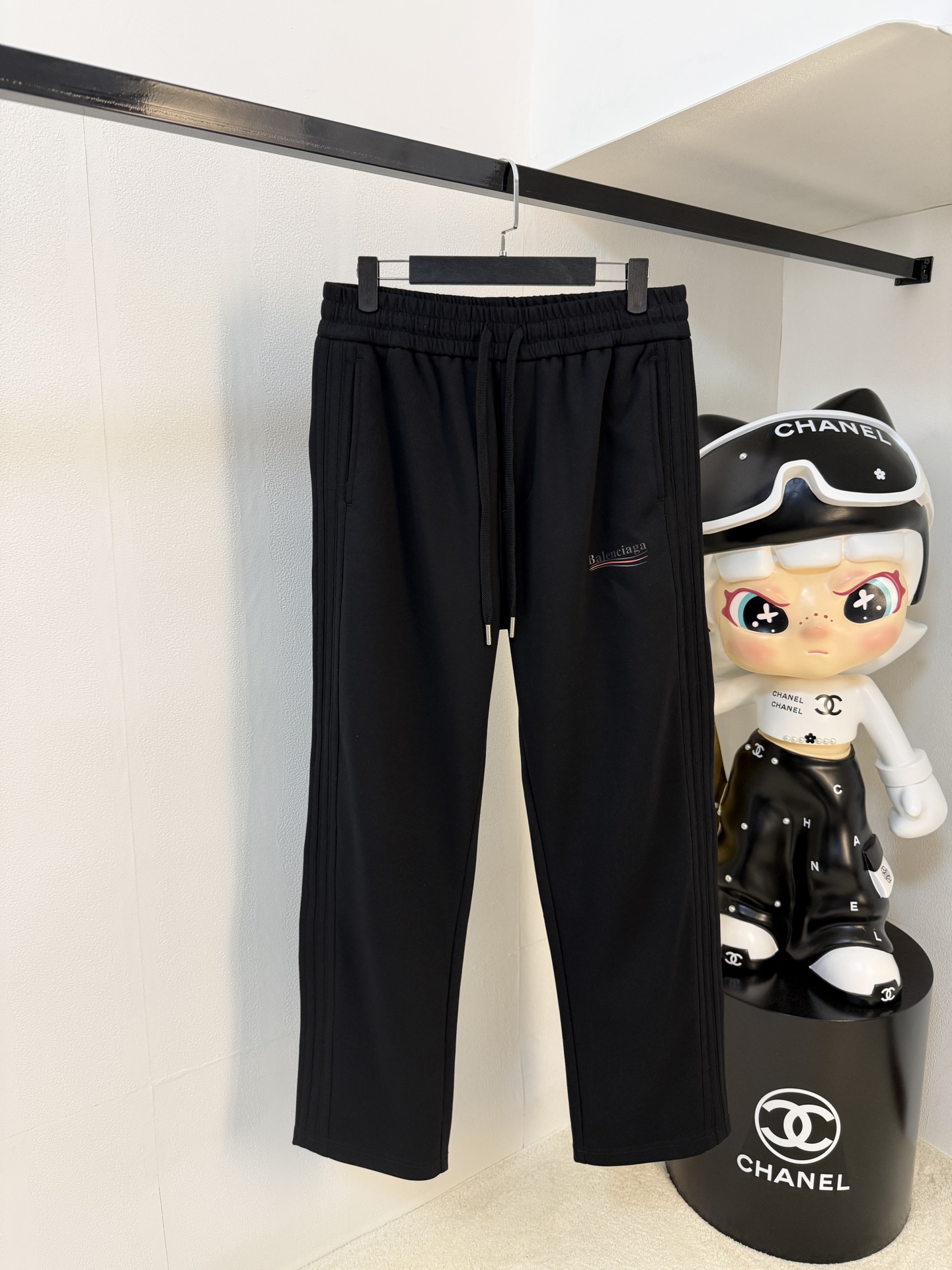 NO:565533,Balenciaga [New Product] Early Autumn 25ss Casual Pants golden classic appears again, original order high-quality fashionable casual pants. Super versatile style. Exclusive custom-made fabric, very wide and stylish, close-fitting and comfortable. Original custom-made counter latest hardware accessories. Super beautiful version, the upper body shows slender legs, the lining and routing are impeccable, you can attend any occasion, and once again emphasize that the fabric is very, very classy! Size M-3XL,,balenciaga,alexander wang19860909巴黎世家【新品】早秋25ss休闲裤金典再次出现,原单订制高品质时尚休闲裤.超级百搭款.独家定制面料,挺阔有型,贴身舒适.原版定制专柜最新五金辅料.超靓版型、上身显腿修长,內里,走线都无可挑剔,任何场合都可出席,再次强调面料非常非常显档次！码数 M-3XL,,balenciaga,alexander wang,Men's clothing