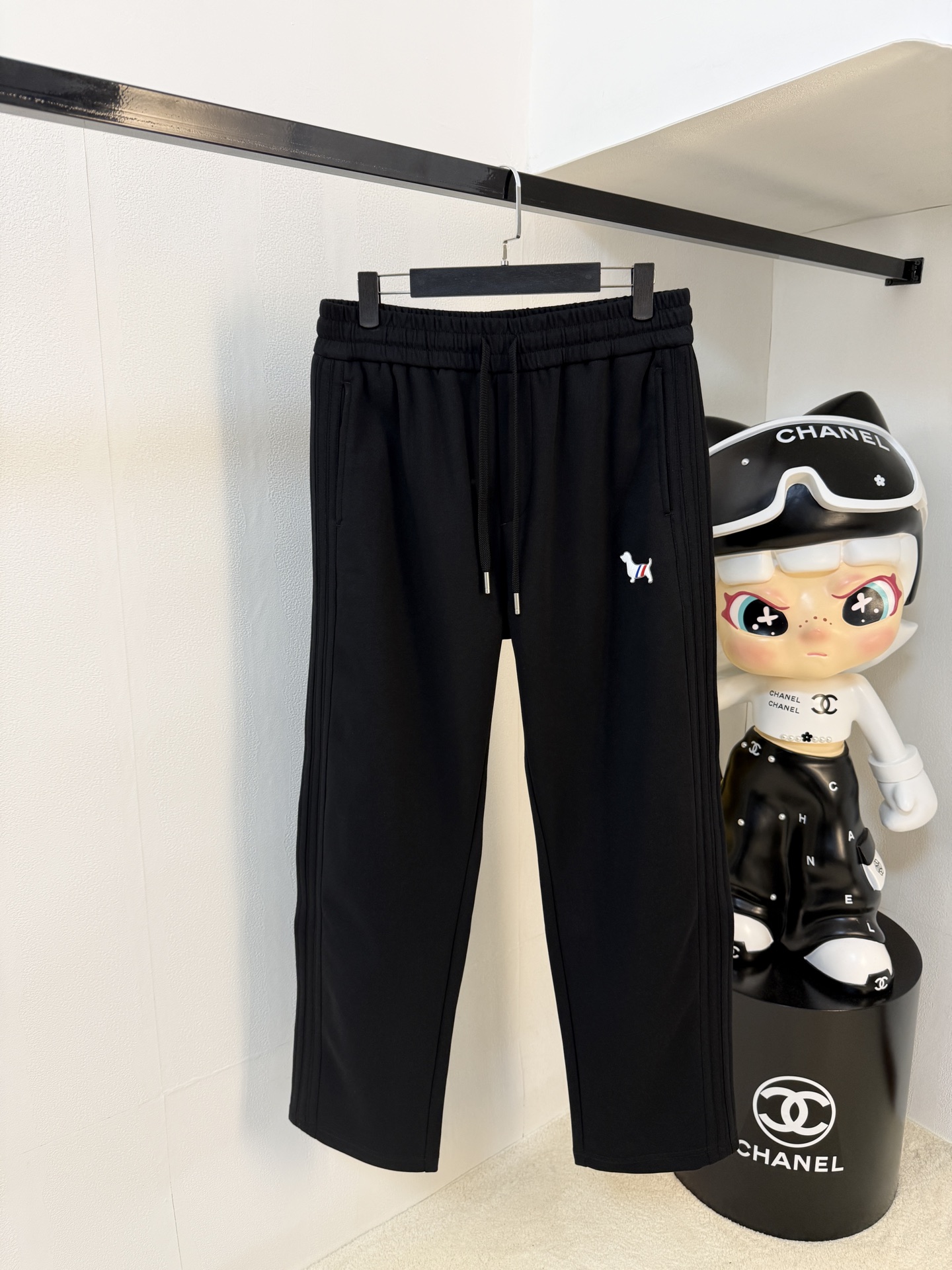 NO:565535,TB [New Product] The golden classic of early autumn 25ss casual pants appears again, original order high-quality fashionable casual pants. Super versatile style. Exclusive custom fabric, very wide and stylish, close-fitting and comfortable. Original custom counter latest hardware accessories. Super beautiful shape, upper body and slender legs, lining and routing are impeccable, you can attend any occasion, once again emphasize that the fabric is very, very classy! Size M-3XL,,alexander wang19860909TB【新品】早秋25ss休闲裤金典再次出现,原单订制高品质时尚休闲裤.超级百搭款.独家定制面料,挺阔有型,贴身舒适.原版定制专柜最新五金辅料.超靓版型、上身显腿修长,內里,走线都无可挑剔,任何场合都可出席,再次强调面料非常非常显档次！码数 M-3XL,,alexander wang,Men's clothing