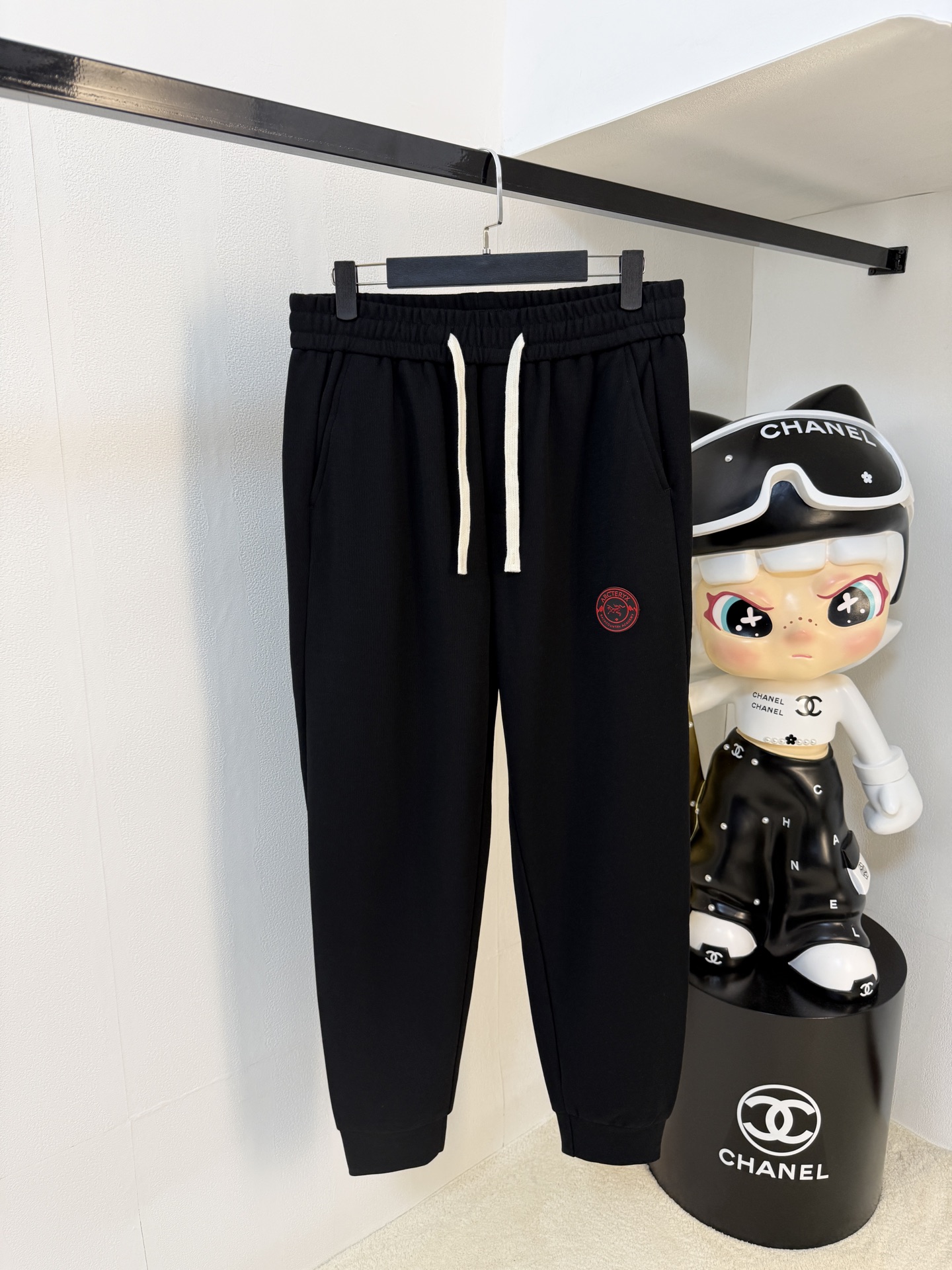 NO:565540,Arc'teryx [New Product] Early Autumn 25ss Casual Pants golden classic appears again, original order high-quality fashionable casual pants. Super versatile style. Exclusive customized fabric, very wide and stylish, close-fitting and comfortable. Original custom counter latest hardware accessories. Super beautiful version, the upper body shows slender legs, the lining and routing are impeccable, you can attend any occasion, once again emphasize that the fabric is very, very classy! Size M-3XL,arc'teryx,alexander wang19860909始祖鸟【新品】早秋25ss休闲裤金典再次出现,原单订制高品质时尚休闲裤.超级百搭款.独家定制面料,挺阔有型,贴身舒适.原版定制专柜最新五金辅料.超靓版型、上身显腿修长,內里,走线都无可挑剔,任何场合都可出席,再次强调面料非常非常显档次！码数 M-3XL,arc'teryx,alexander wang,Men's clothing