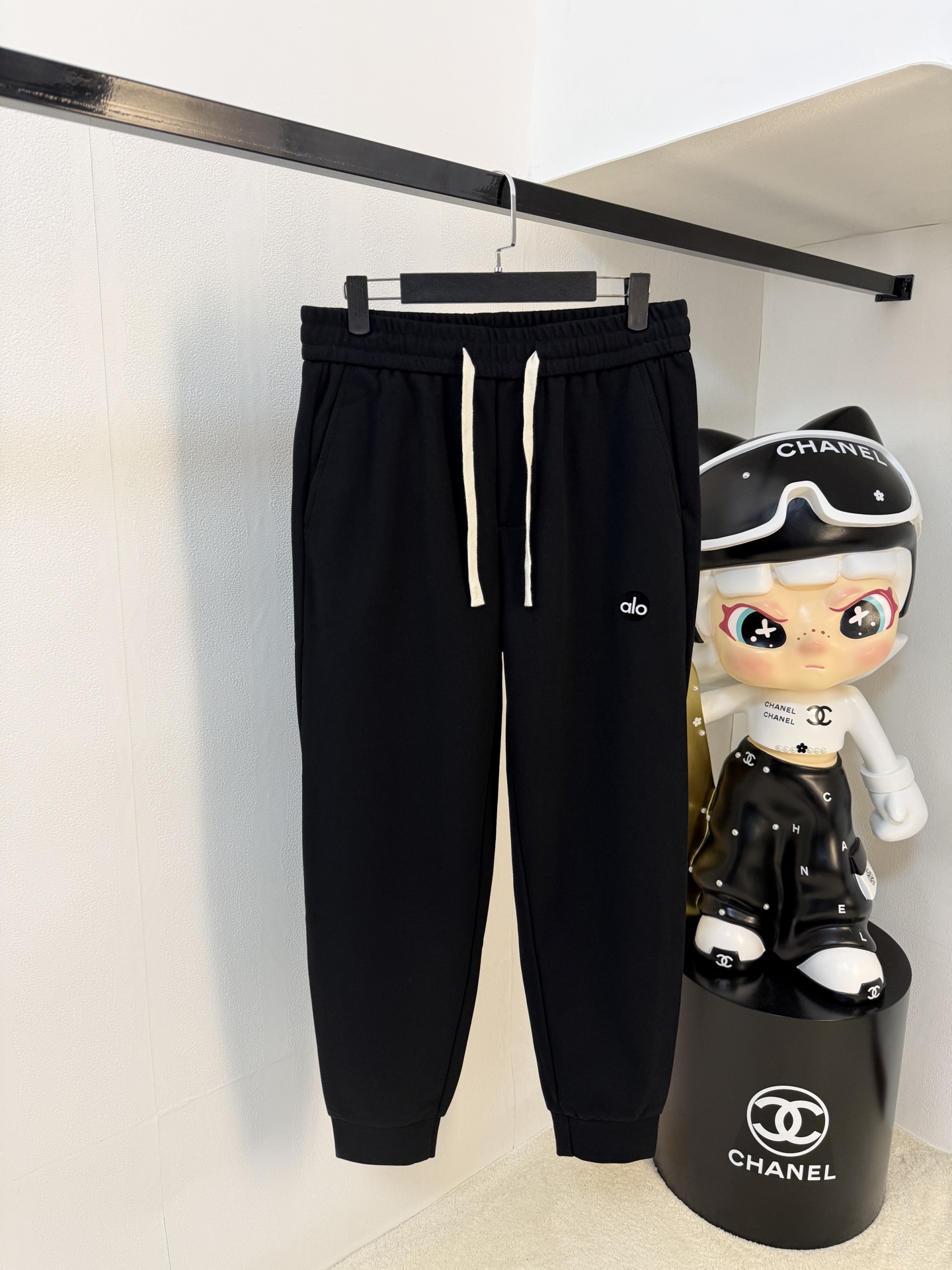 NO:565545,alo [New Product] The Golden Classic of Early Autumn 25ss Casual Pants appears again, original order high-quality fashionable casual pants. Super versatile style. Exclusively customized fabric, very wide and stylish, close-fitting and comfortable. Original custom counter latest hardware accessories. Super beautiful version, upper body showing slender legs, lining and routing are impeccable, can be attended in any occasion, once again emphasize that the fabric is very, very classy! Size M-3XL,,alexander wang19860909alo【新品】早秋25ss休闲裤金典再次出现,原单订制高品质时尚休闲裤.超级百搭款.独家定制面料,挺阔有型,贴身舒适.原版定制专柜最新五金辅料.超靓版型、上身显腿修长,內里,走线都无可挑剔,任何场合都可出席,再次强调面料非常非常显档次！码数 M-3XL,,alexander wang,Men's clothing