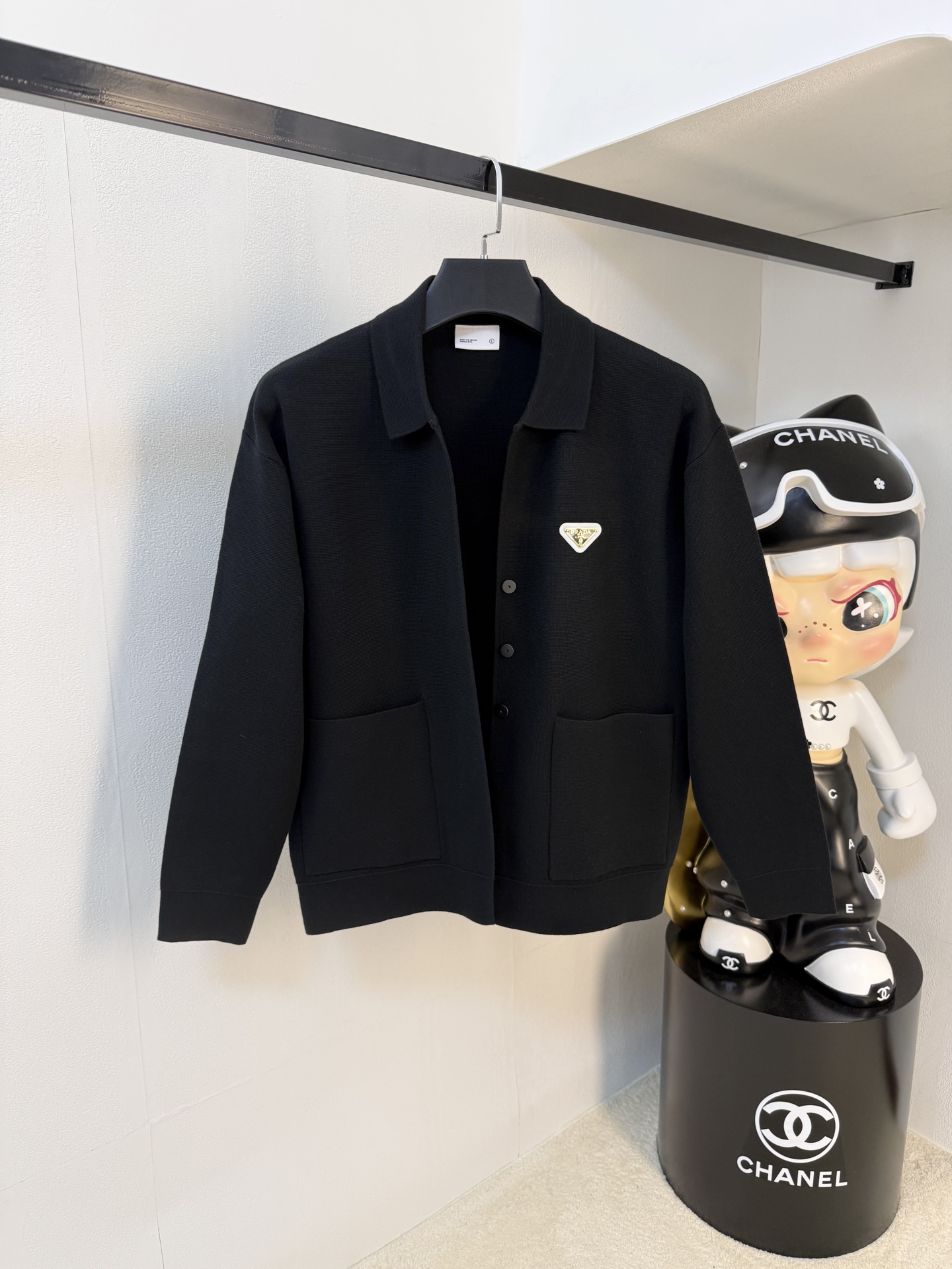 NO:571079,Prada 25ss autumn and winter [new product] the latest and top-notch cardigan wool sweater jacket!  Cardigan sweater, exquisite color matching and new trendy pullover, sold at the top quality counter, top-notch production technology imported fabrics, counter model unique design, using imported high-end custom-made imported silk thread with first-class feel!  On sale on the official website. Size: M-3XL,, prada, jackets & coats, sweaters, alexander wang19860909普拉达25ss秋冬【新品】最新最顶级开衫羊毛针织衫外套 ！开衫毛衣,精致配色融合新款潮套头衫,最顶级的品质专柜在售,顶级制作工艺进口面料,专柜款独特设计,采用进口高端订制进口丝线手感一流！官网在售. 码数:M-3XL,,prada,jackets & coats,sweaters,alexander wang,Men's clothing