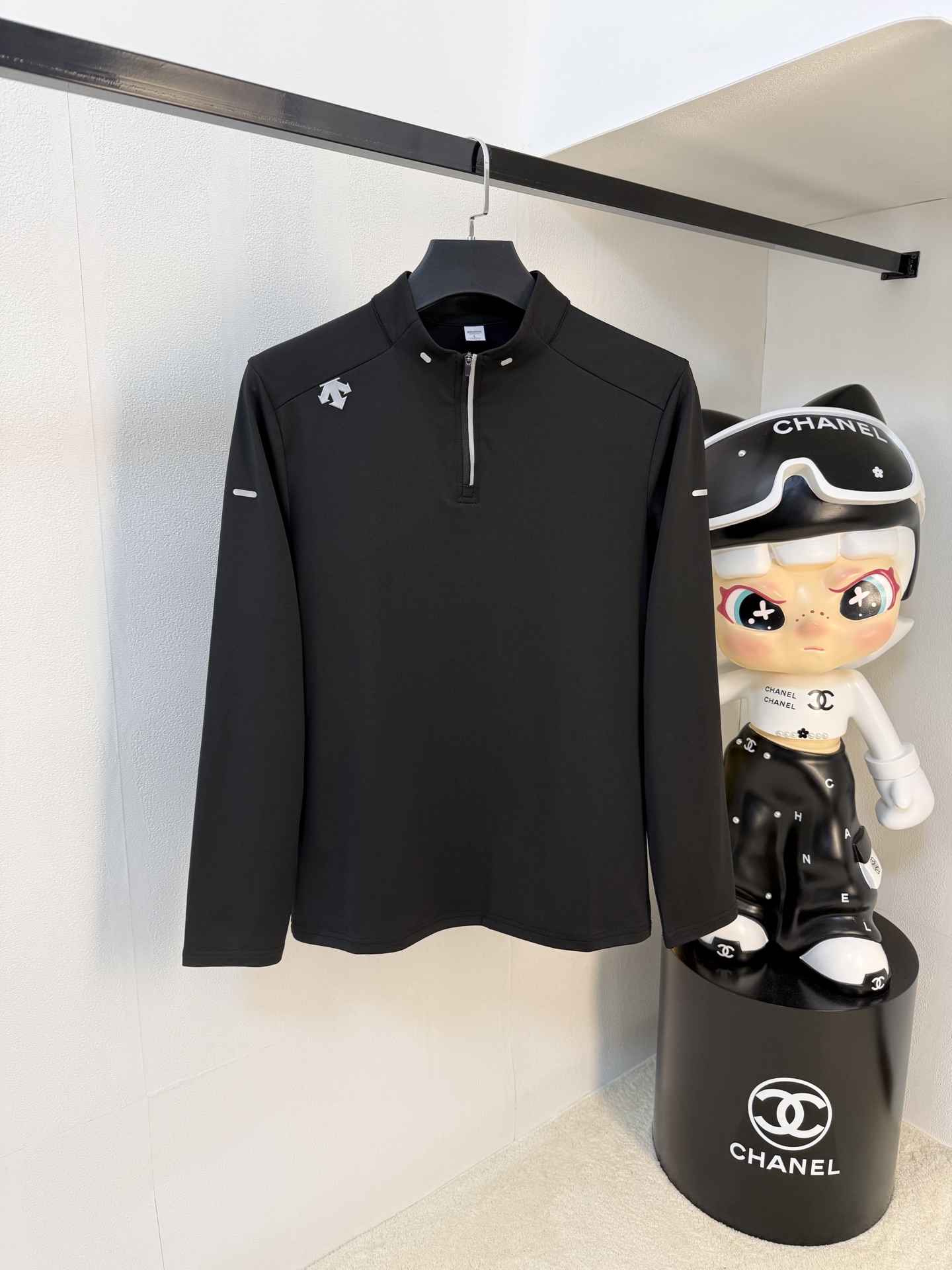 NO:571627,Descente 25ss early autumn [new product] round neck bottoming shirt is popular for single-wear sweatshirts. Ultra-avant-garde design style, delicate and comfortable, very light and not easy to wrinkle. Multiple craftsmanship. The overall design is quite visual, the upper body is casual and stylish, and has a certain degree of stiffness. It is definitely recommended for the temperament that is at the forefront of fashion. It is a must-have for urban leisure. Size M-3XL, hoodie, sweatshirts, alexander wang19860909迪桑特25ss早秋【新品】圆领打底衫单穿卫衣爆款 超前卫设计风格 细腻舒适 穿着非常轻便不易起皱.多重重工艺 整体的设计颇具视觉感,上身休闲有型,有一定的挺括度,绝对走在时尚最尖端的气质感推荐,都市休闲必备.码数M-3XL,,hoodie,sweatshirts,alexander wang,Men's clothing